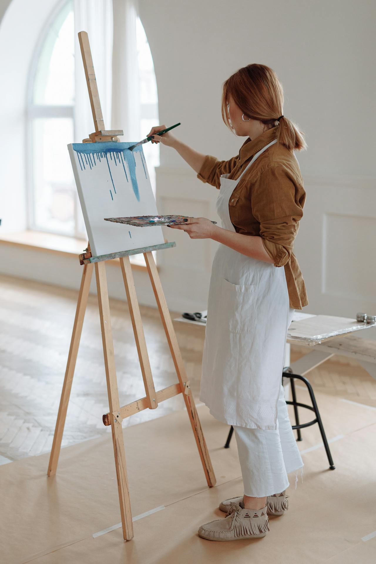 Une femme en train de peindre sur une toile | Source : Pexels