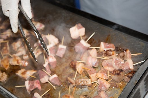 canard frit sur la plancha du barbecue. | Photo : Getty Images