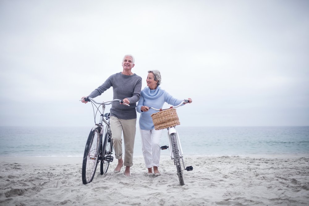 Un couple de personnes âgées sur la plage. l Source: Shutterstock
