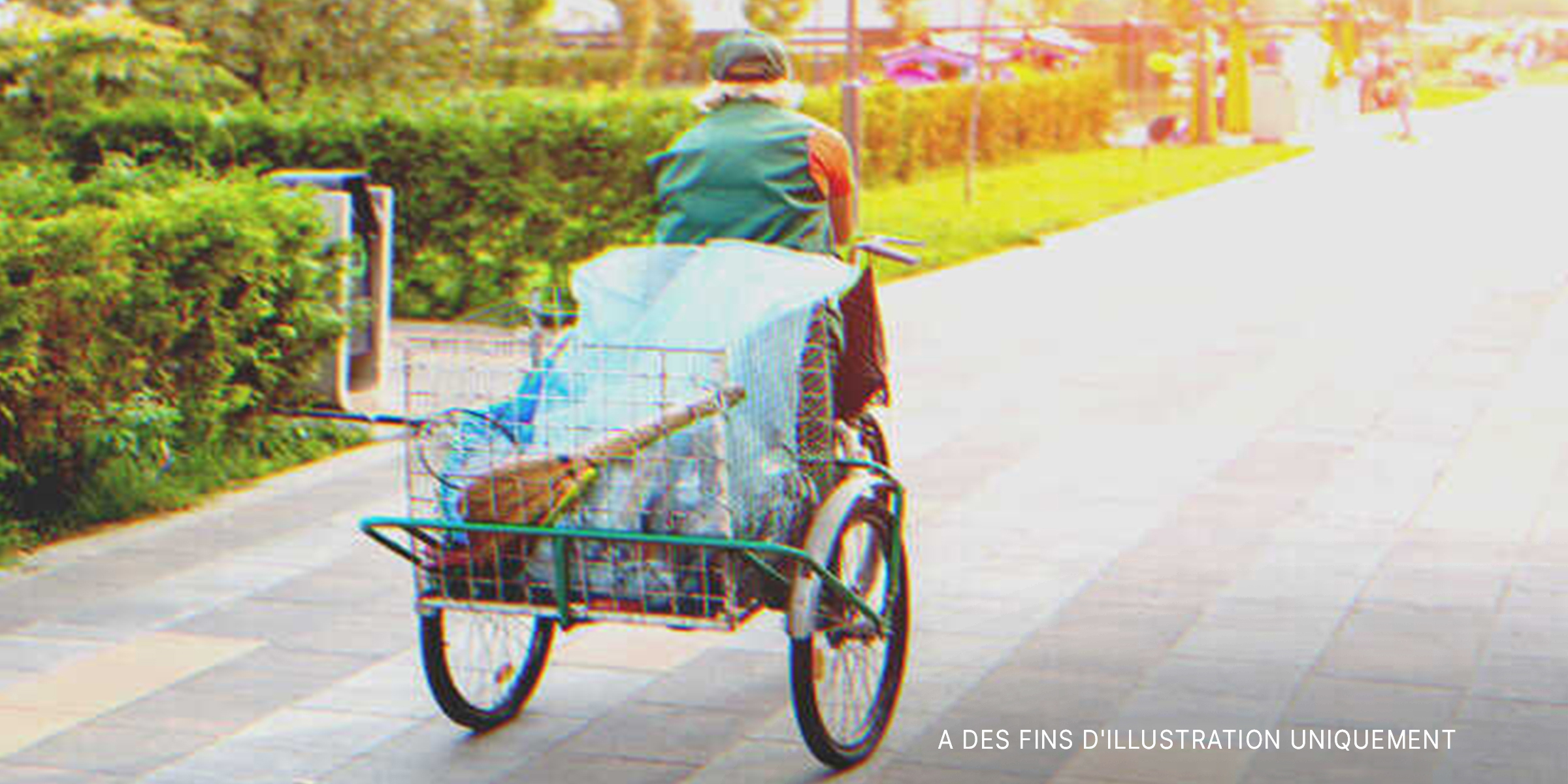Un homme âgé pédalant son chariot | Source : Getty Images