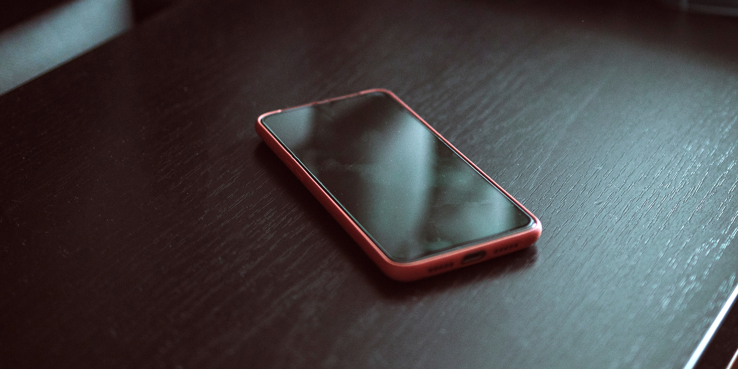 Un téléphone portable sur une table | Source : Shutterstock