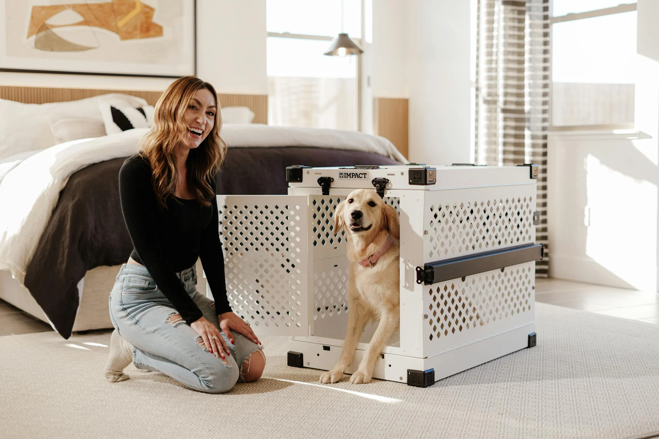 Une femme à la maison avec un chien | Source : Pexels