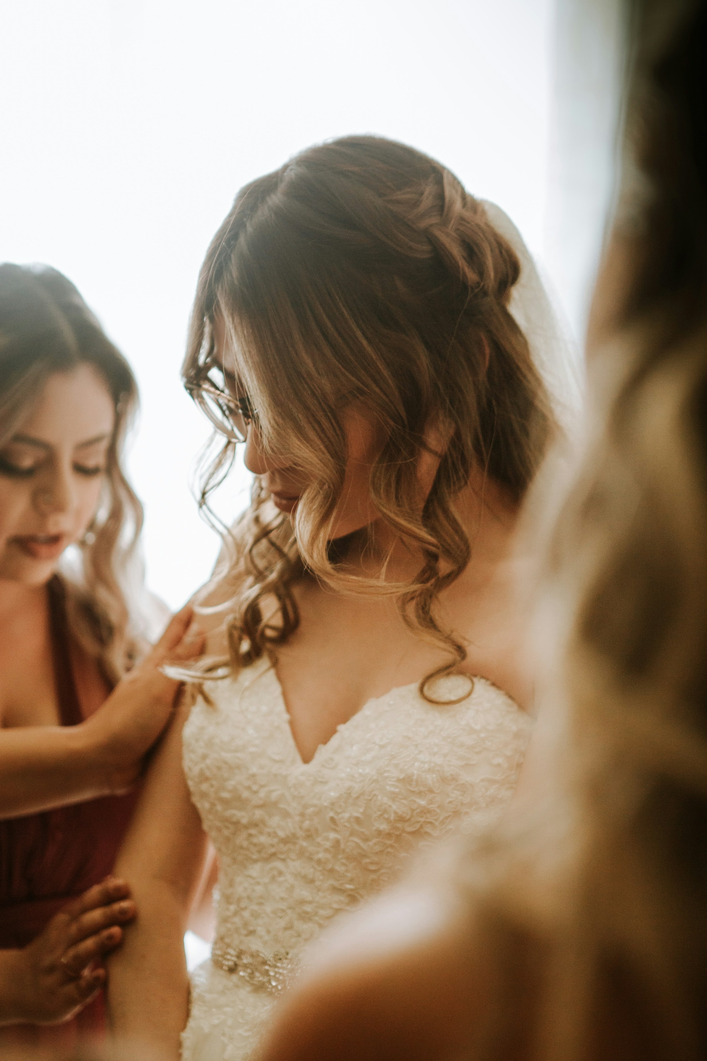 Une mariée se préparant dans la suite nuptiale | Source : Unsplash