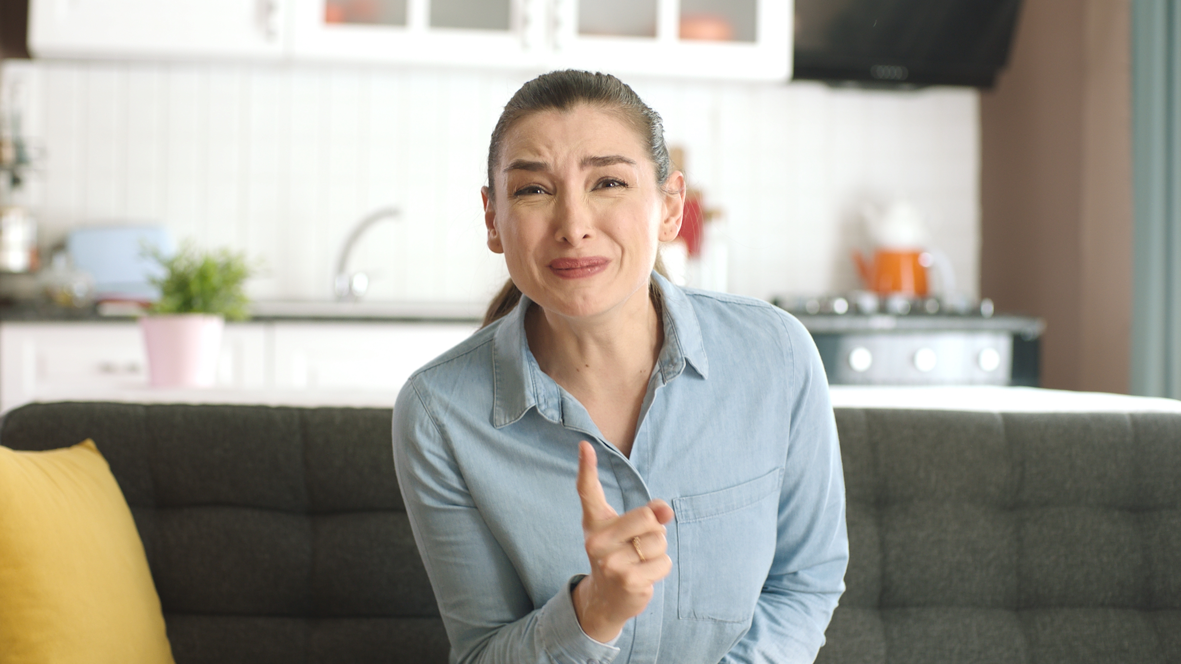 Une femme qui pleure en pointant du doigt. | Source : Shutterstock