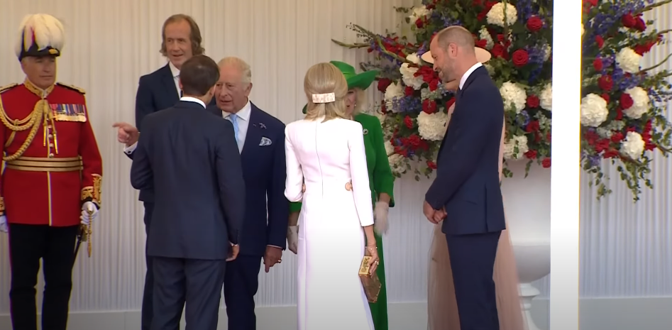 Le roi Charles III et le président français Emmanuel Macron qui discutent tandis que le prince William, la reine Camilla, Brigitte Macron et Catherine, princesse de Galles se tiennent à proximité, à Windsor le 8 juillet 2025 | Source : Youtube/The Royal Family Channel