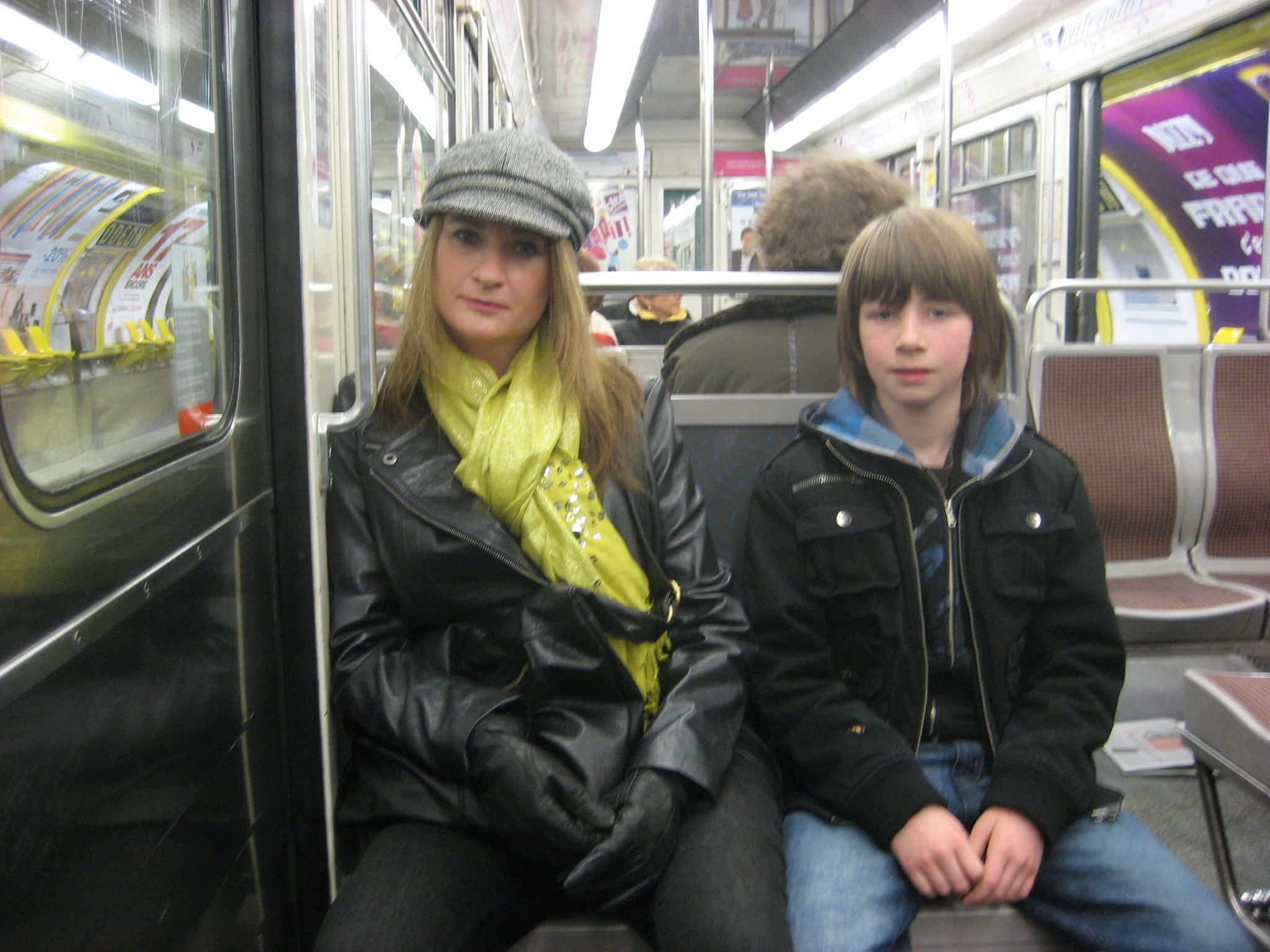 Une femme et son fils dans le métro | Source : Flickr