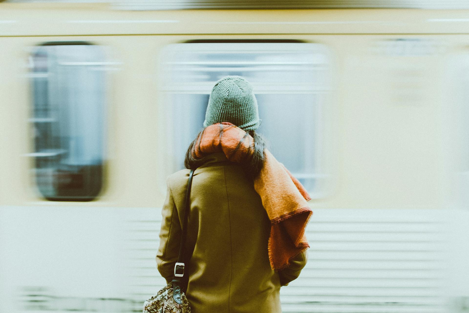 Une photo en accéléré d'une personne se tenant près d'un train | Source : Pexels