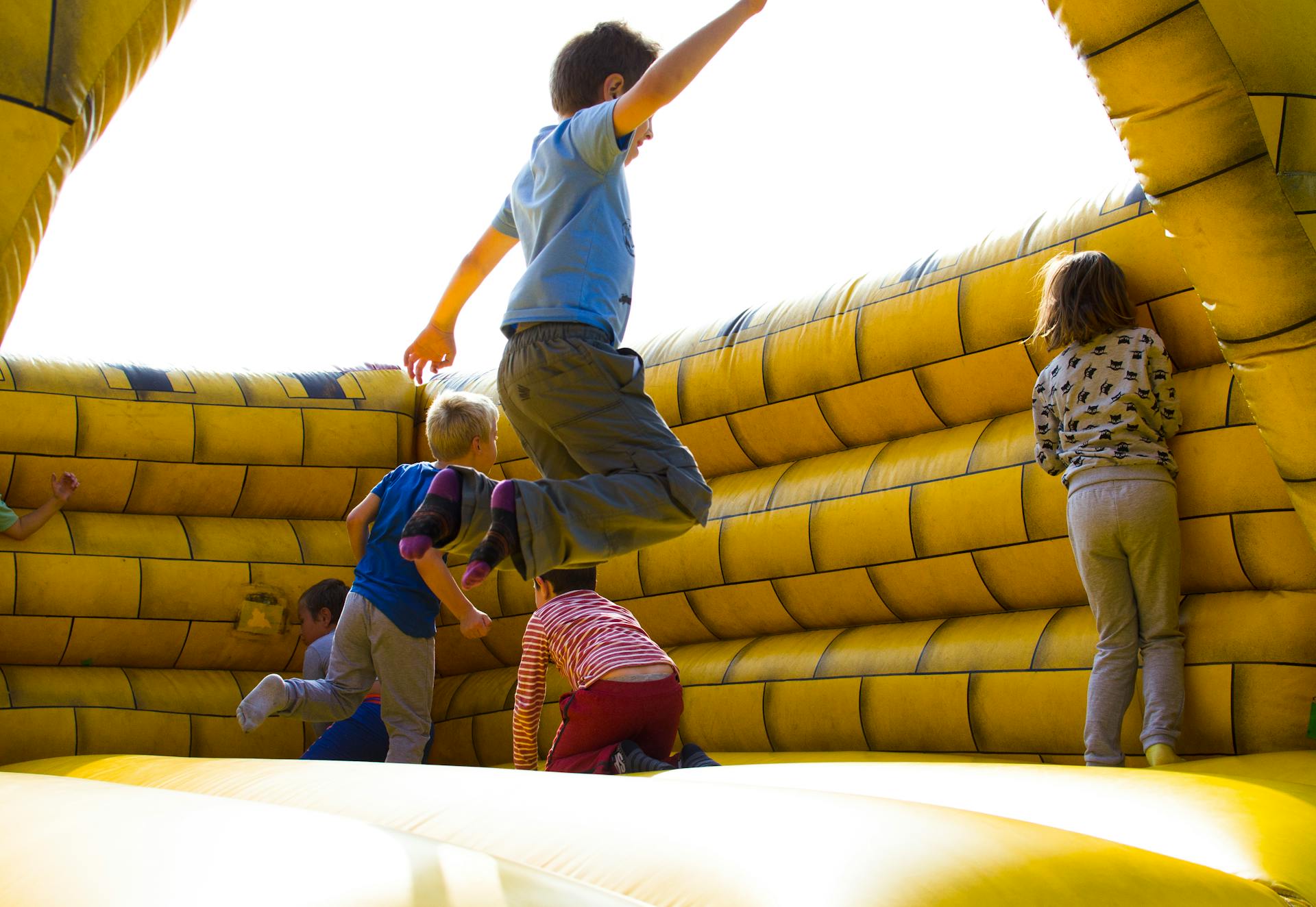 Des enfants jouent sur un château gonflable | Source : Pexels