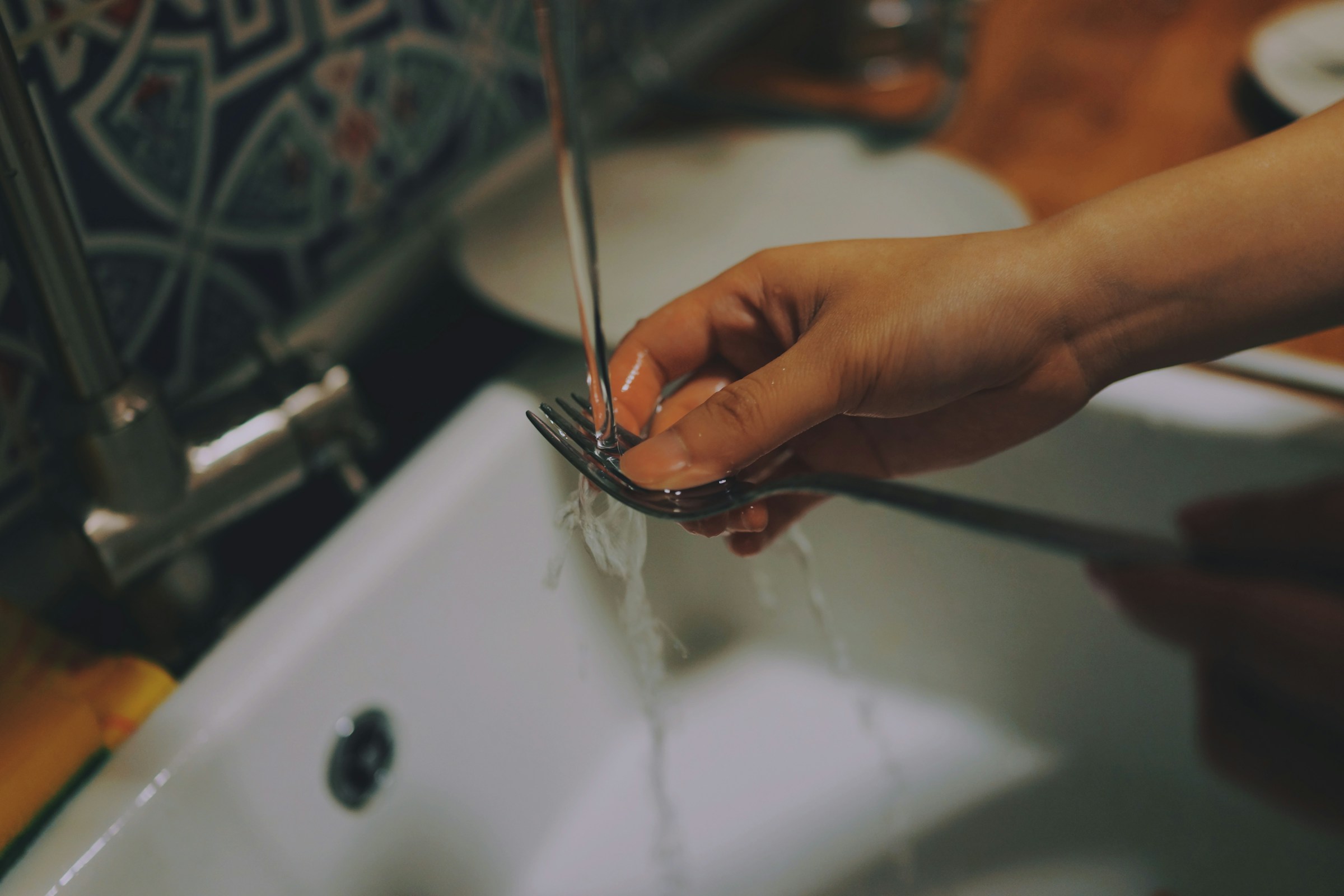 Une personne qui fait la vaisselle | Source : Unsplash