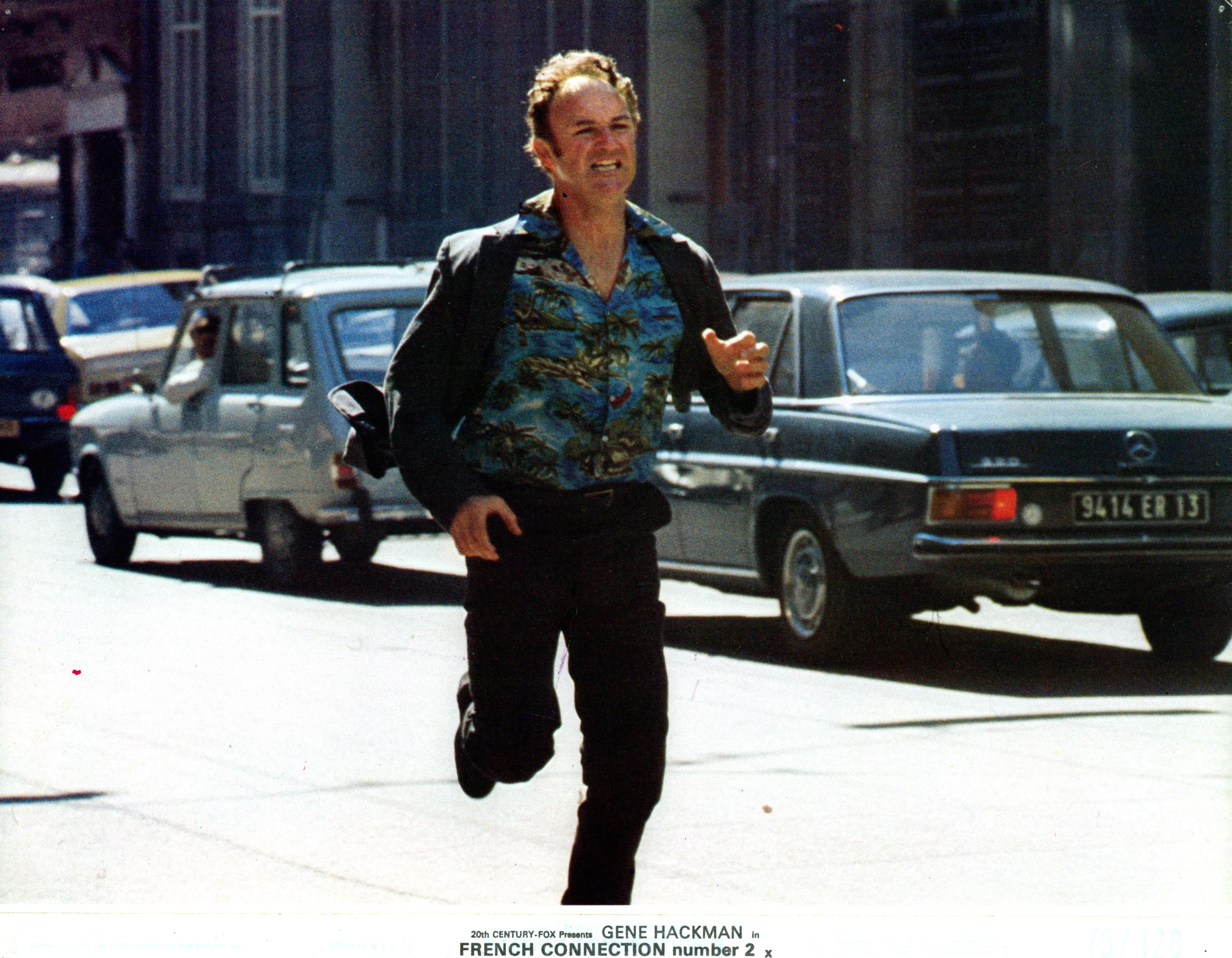 Gene Hackman court dans la rue dans une scène du film "French Connection II", en 1975 | Source : Getty Images