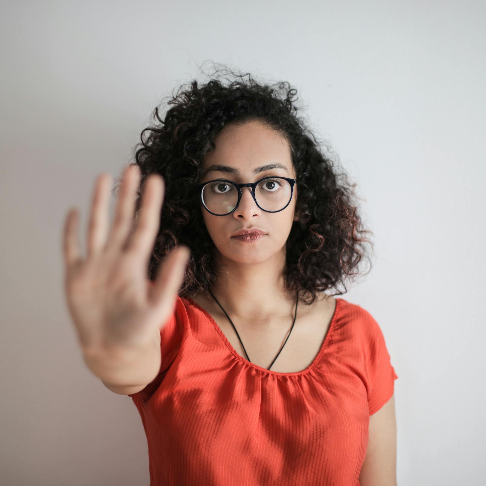 Une femme qui tend la main dans un geste d'arrêt | Source : Pexels