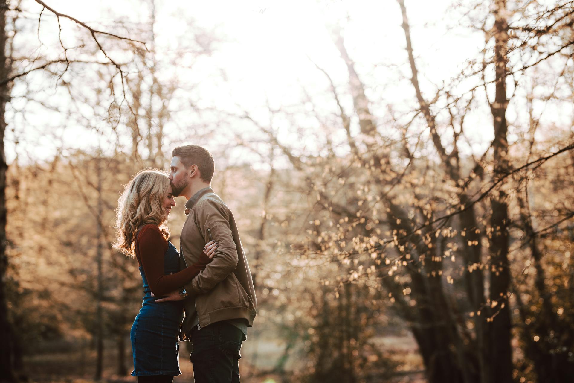 Un couple se tenant dans un parc et s'embrassant | Source : Pexels