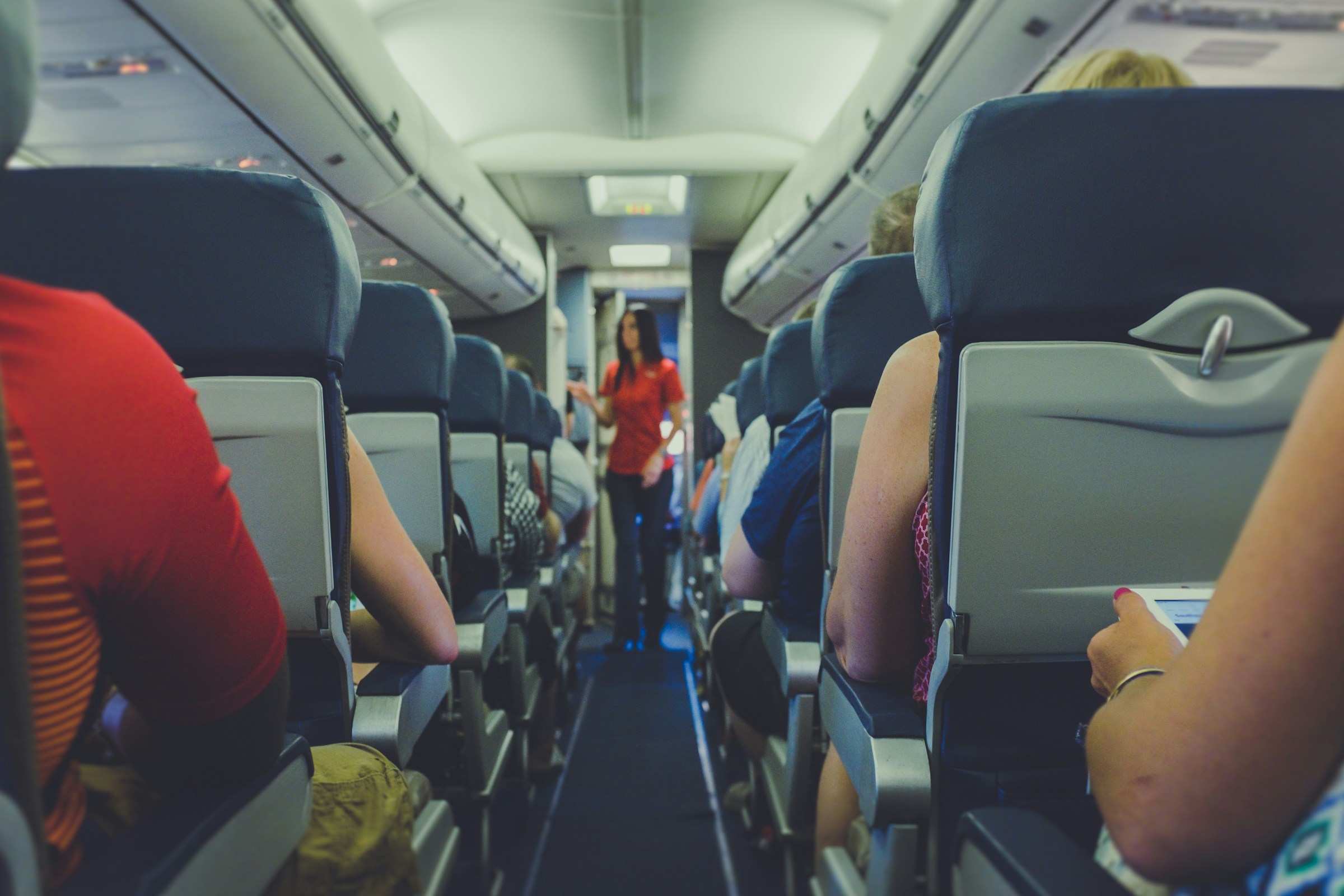 Une hôtesse de l'air dans un avion | Source : Unsplash