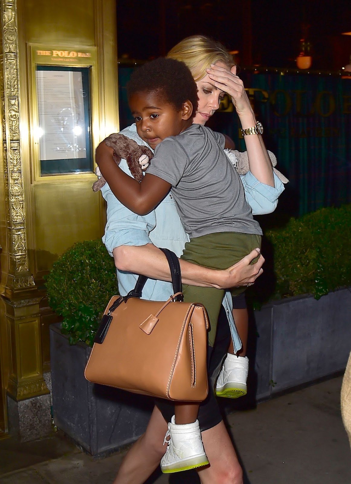 Charlize et Jackson Theron photographiés à Midtown le 11 mai 2015, à New York. | Source : Getty Images