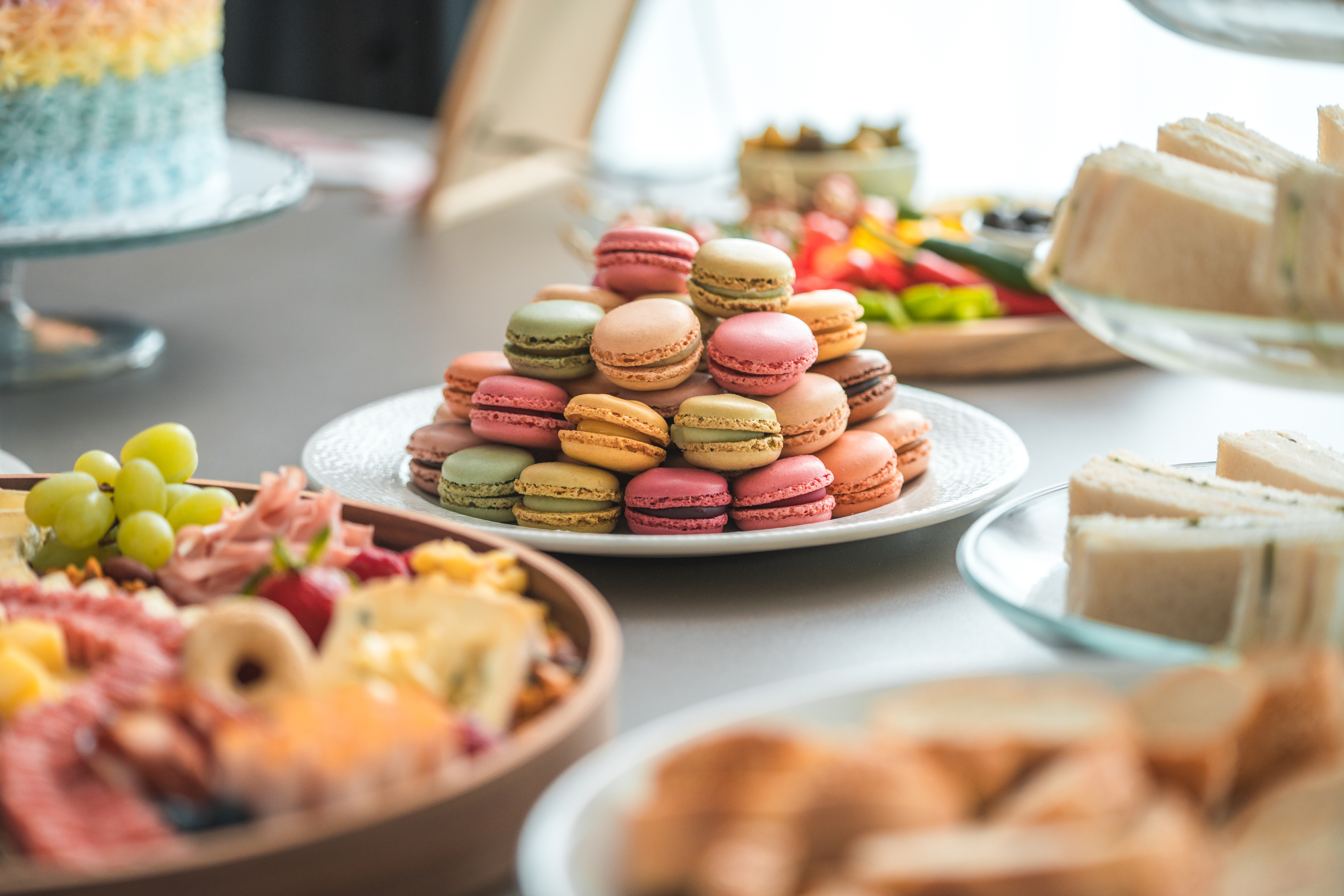 Macarons assortis ajoutant de la douceur au buffet de la fête prénatale | Source : Getty Images