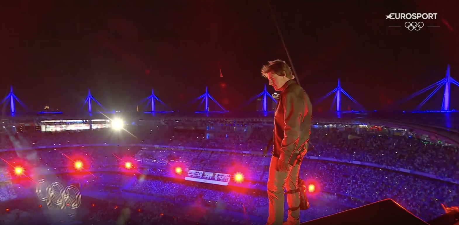 Tom Cruise s'apprêtant à sauter du toit du stade lors de la cérémonie de clôture des Jeux olympiques de Paris, affichée le 12 août 2024 | Source : YouTube/Eurosport