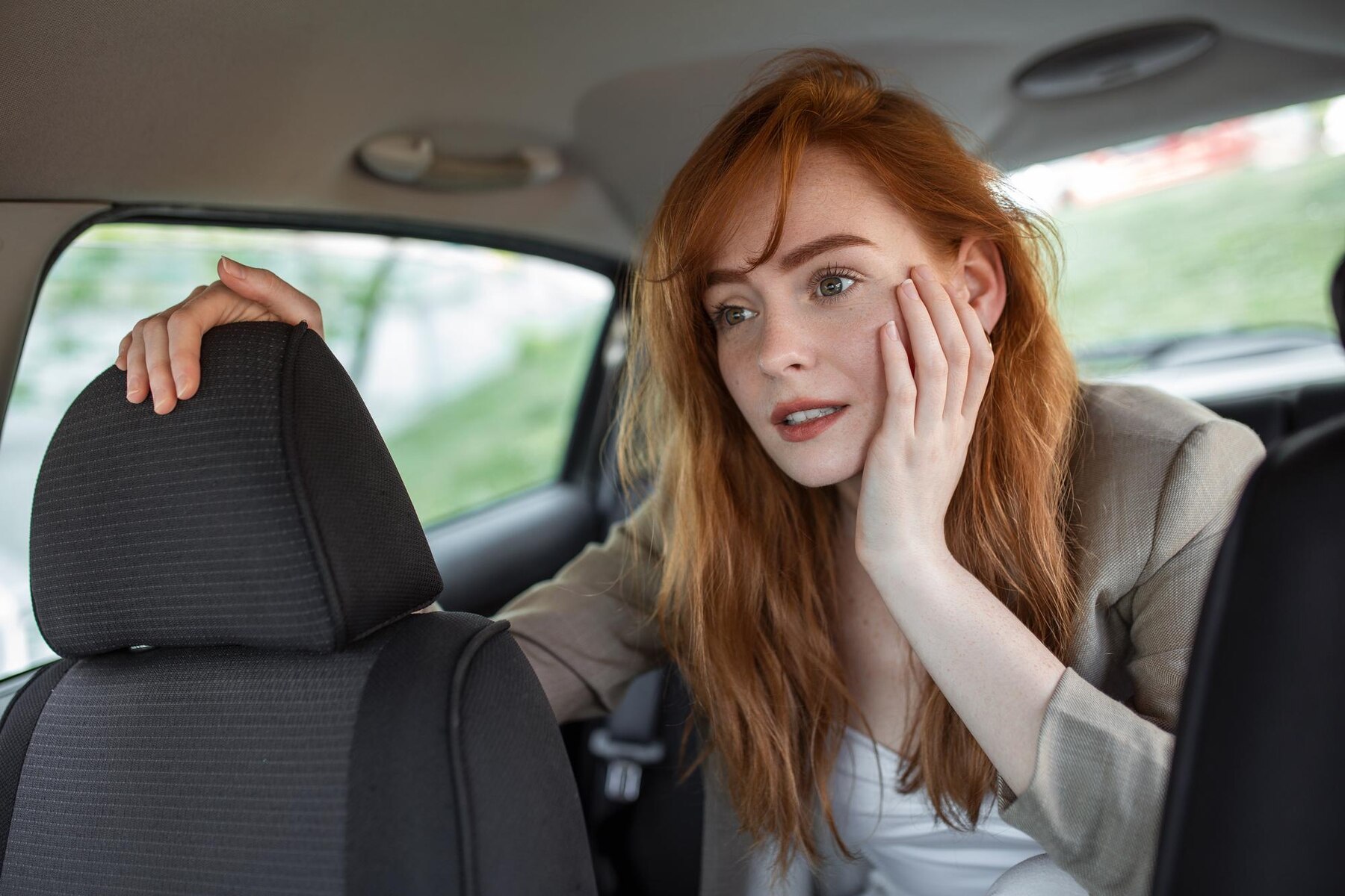 Une femme fatiguée dans une voiture | Source : Freepik