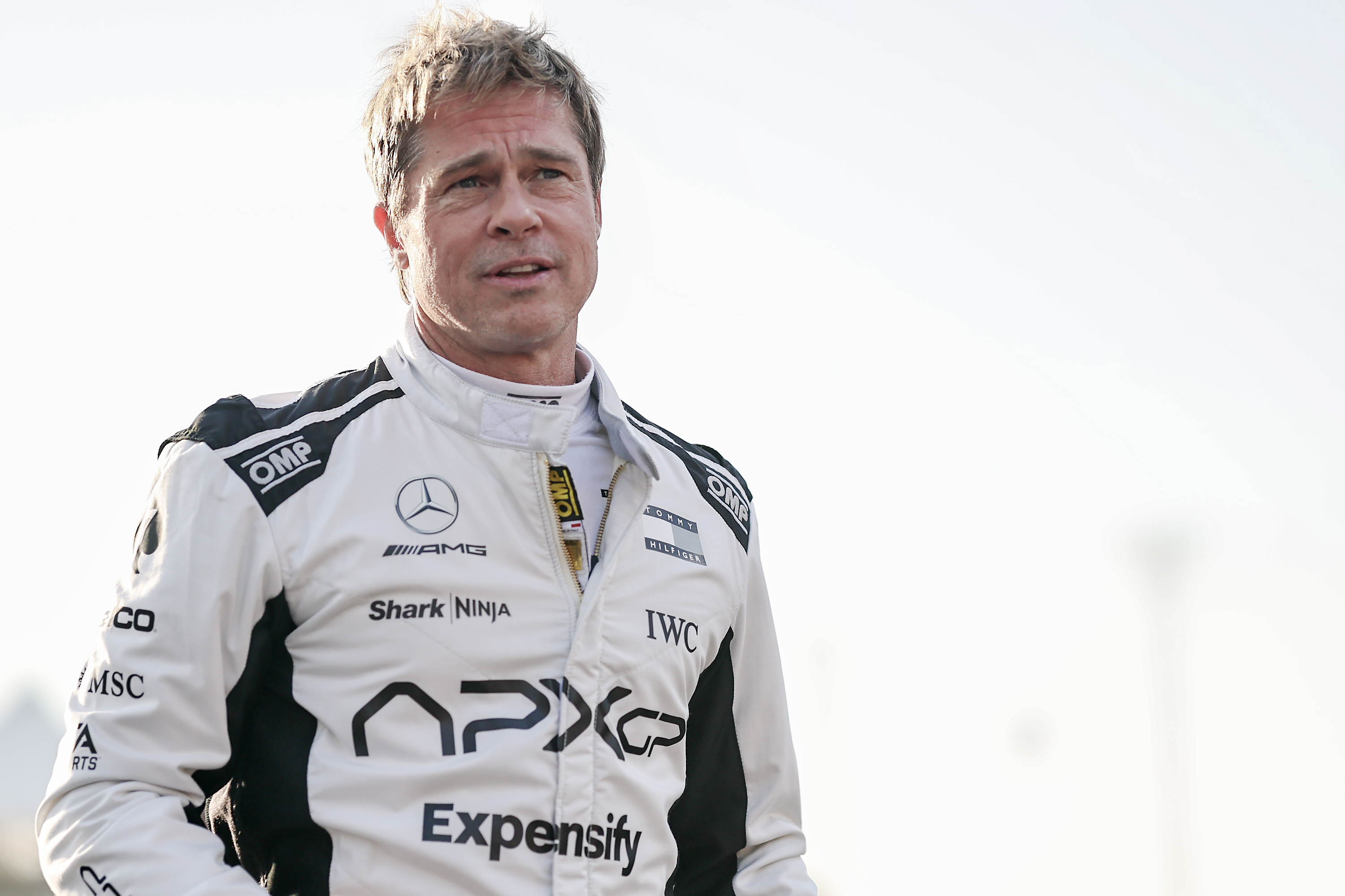 Brad Pitt regarde pendant le Grand Prix de F1 d'Abu Dhabi. | Source : Getty Images