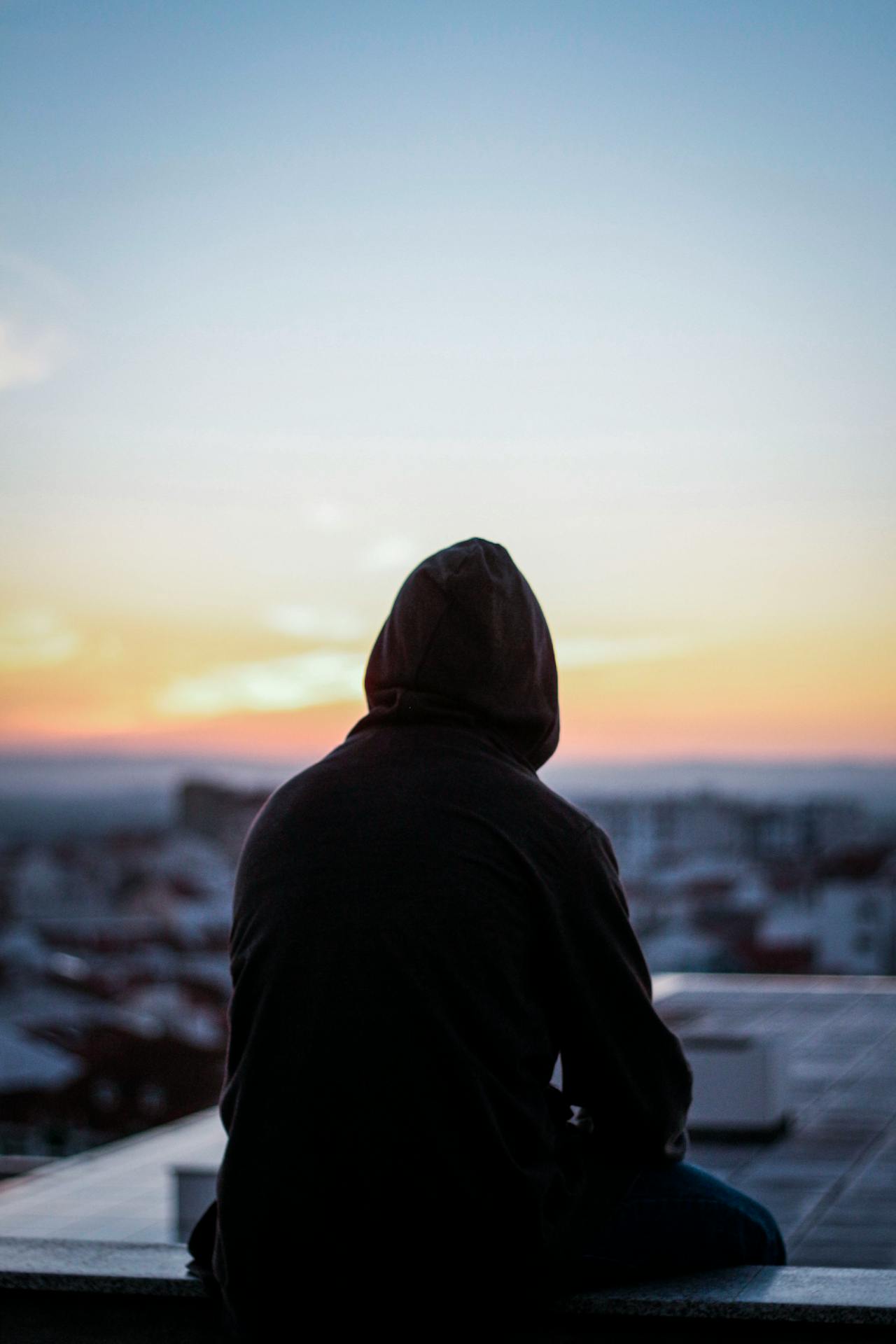 Un homme seul assis sur le banc | Source : Pexels
