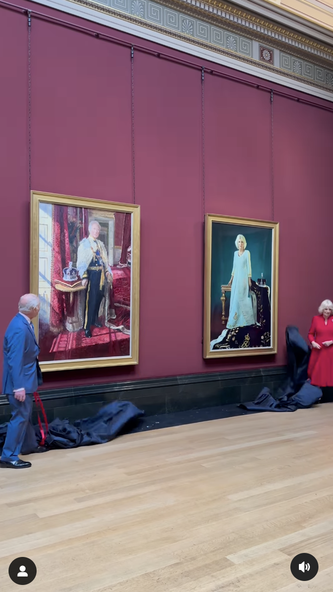 Le roi Charles et la reine Camilla se tiennent à côté de leurs portraits d'état de couronnement, datés du 6 mai 2025 | Source : Instagram/theroyalfamily