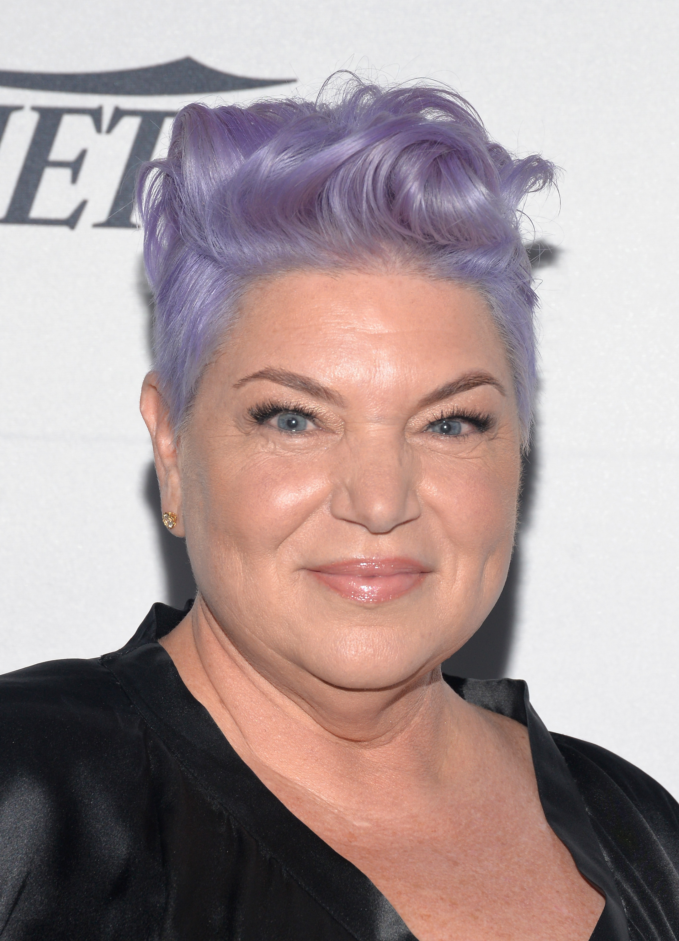 Mindy Cohn a arboré des cheveux violets lors d'un gala, ce qui lui donne une apparence jeune | Source : Getty Images