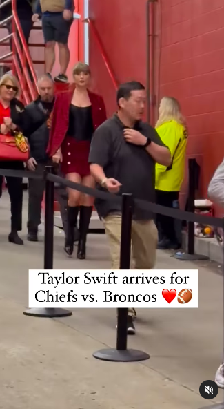 Taylor Swift arrivant au stade Arrowhead avec sa mère traînant derrière elle, posté le 10 novembre 2024 | Source : Instagram/extratv