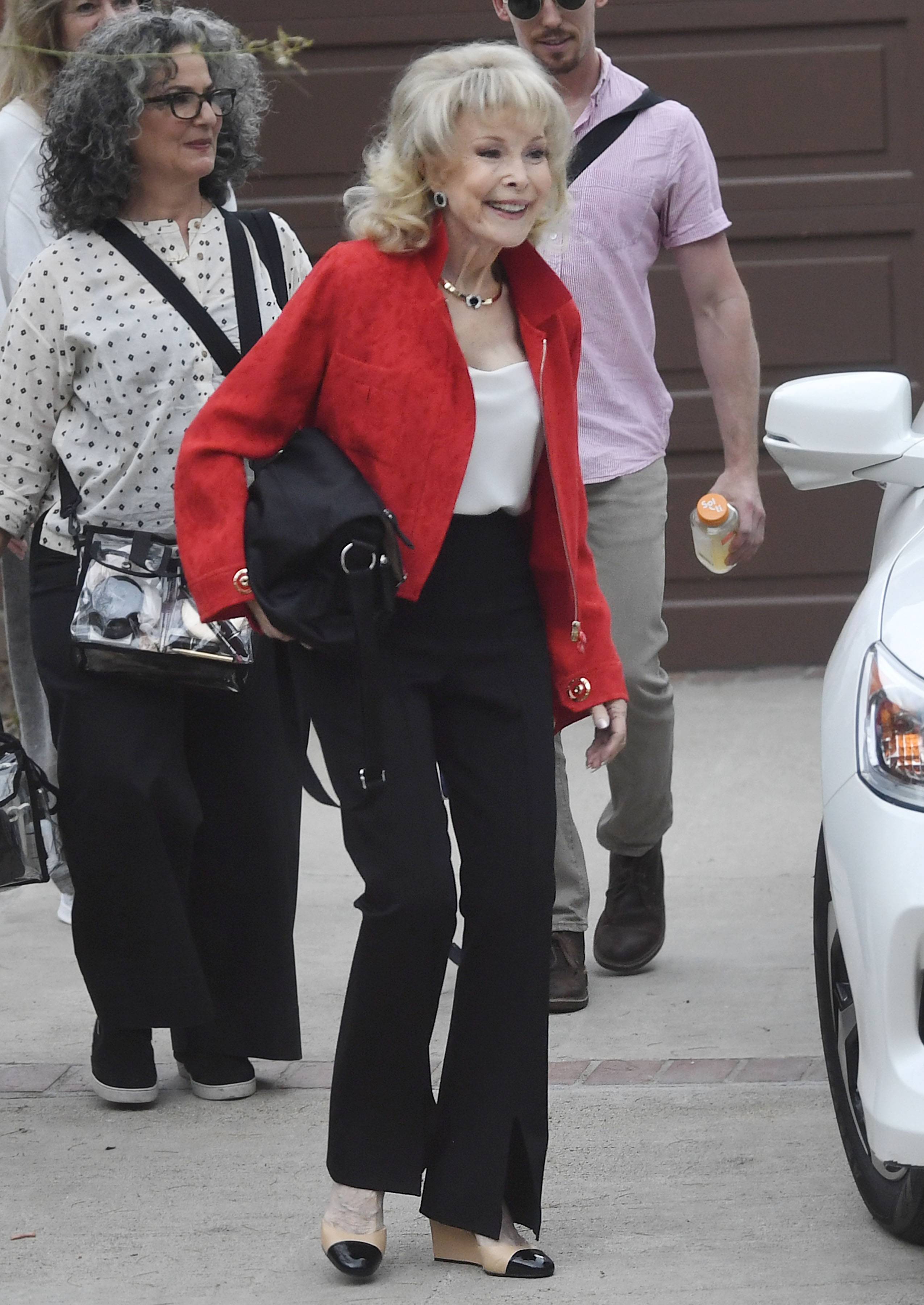 Barbara Eden quitte un restaurant le 23 mai 2024, à Los Angeles, en Californie. | Source : Getty Images