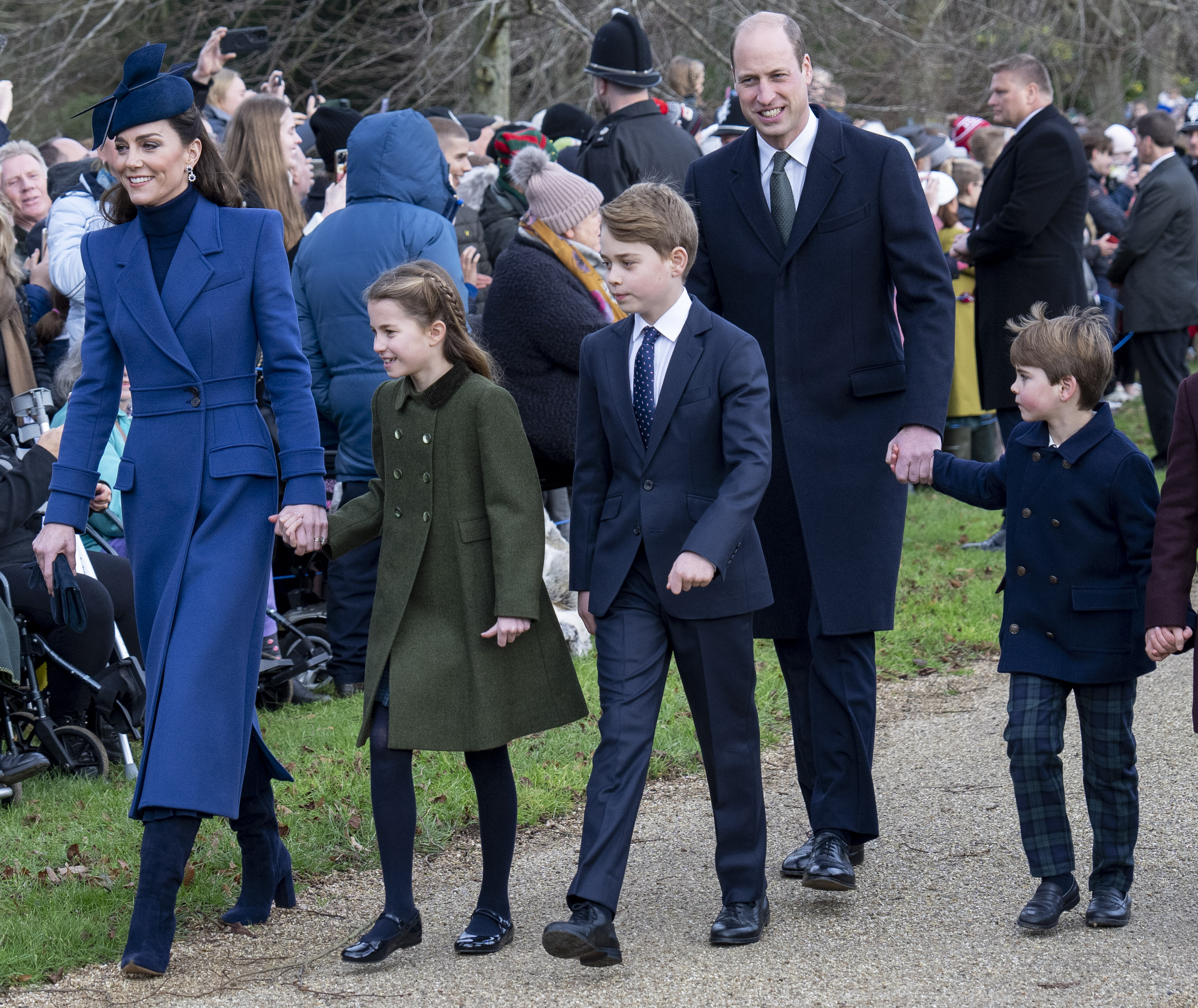 La princesse Catherine et le prince William avec leurs enfants, le prince George, la princesse Charlotte et le prince Louis lors du service du jour de Noël à l'église St Mary Magdalene le 25 décembre 2023 à Sandringham, Norfolk | Source : Getty Images