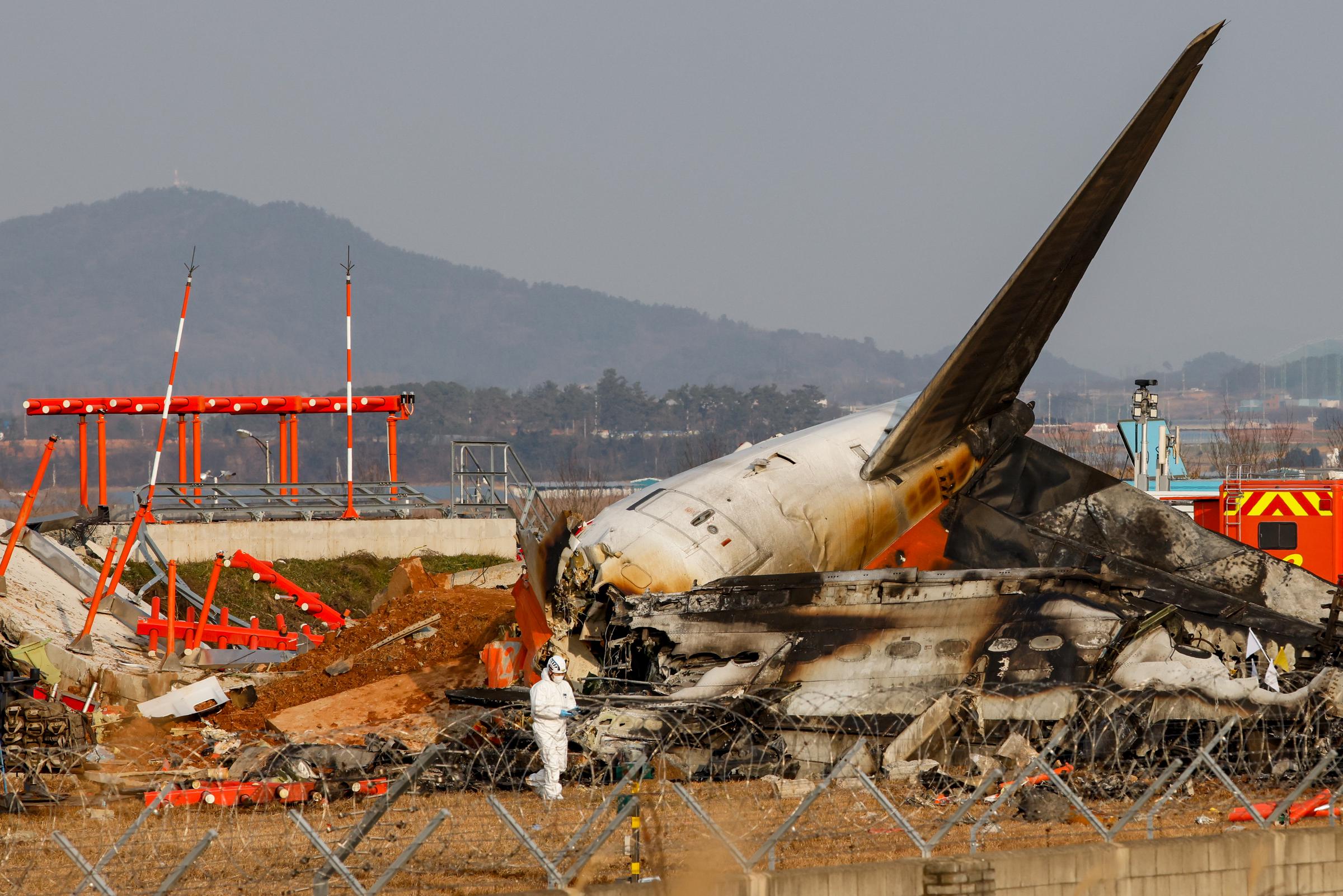 Le vol Jeju Air 7C2216, un Boeing 737-800 transportant 181 personnes, dérape sur la piste et entre en collision avec un mur, déclenchant une explosion dévastatrice, le 29 décembre 2024 | Source : Getty Images