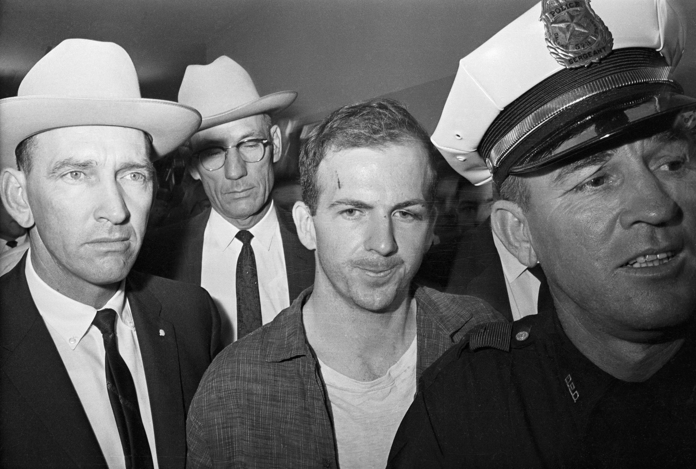 Lee Harvey Oswald arrêté le 22 novembre 1963. | Source : Getty Images