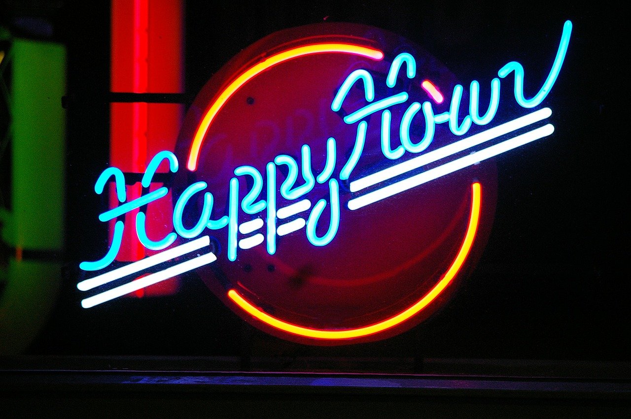 Forget about "happy hour" if you live in Massachusetts. I Image: Pixabay.