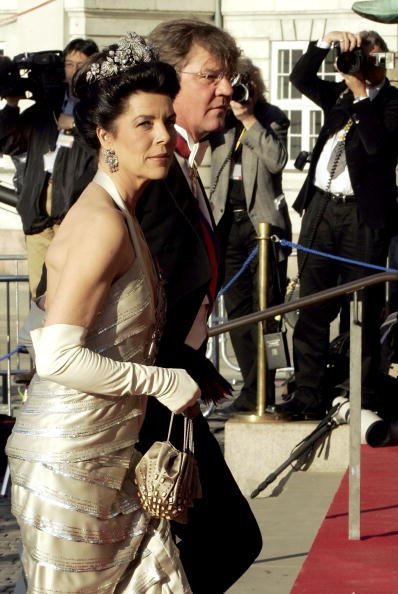 La princesse de Hanovre Caroline et son mari Ernst-August arrivent au Royal Theatre pour assister à une représentation de gala en l'honneur du mariage du prince héritier danois Frederik et Mary Donaldson le 13 mai. | Photo: GettyImage