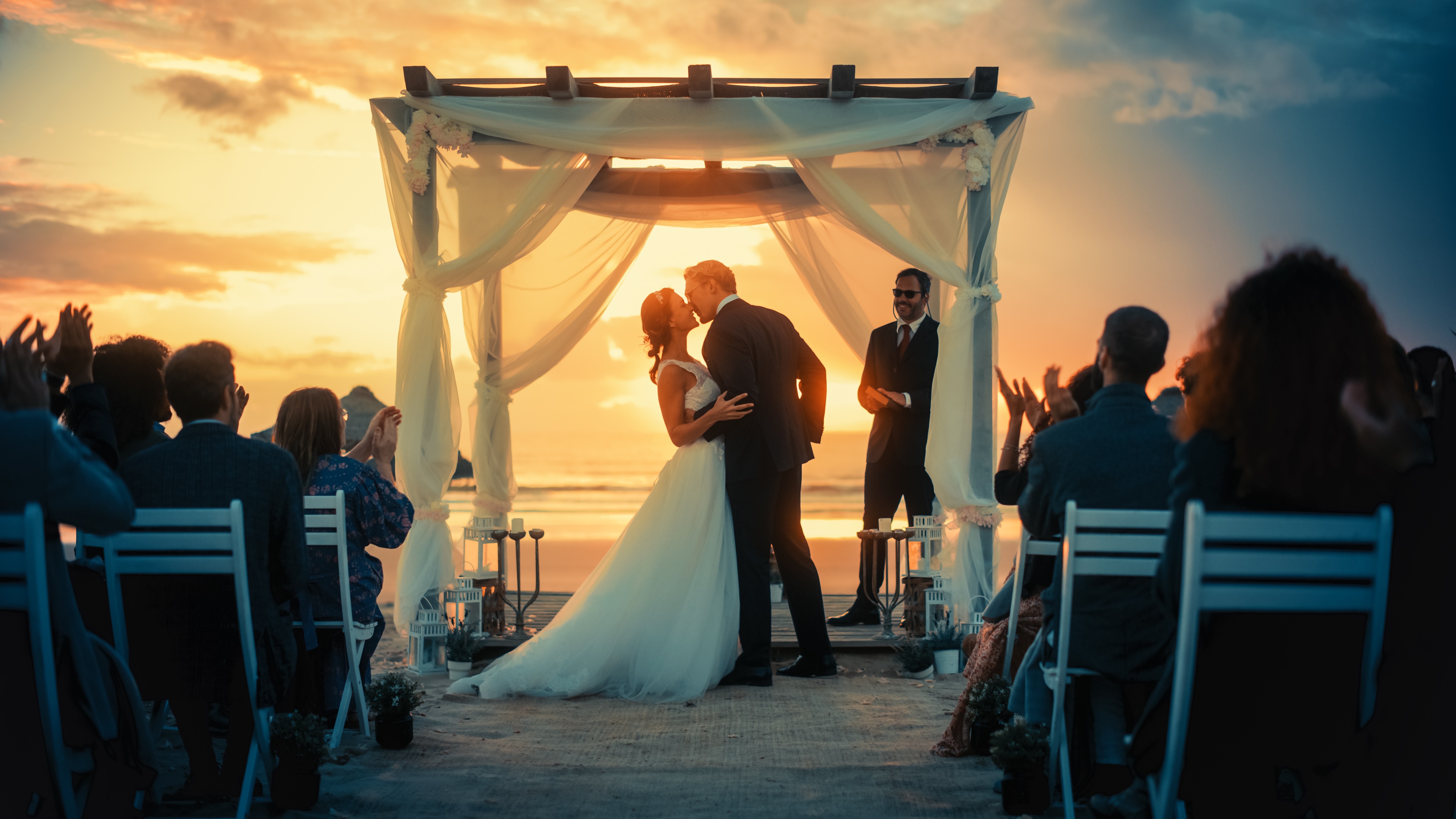 La mariée et le marié s'embrassent lors de leur mariage | Source : Shutterstock