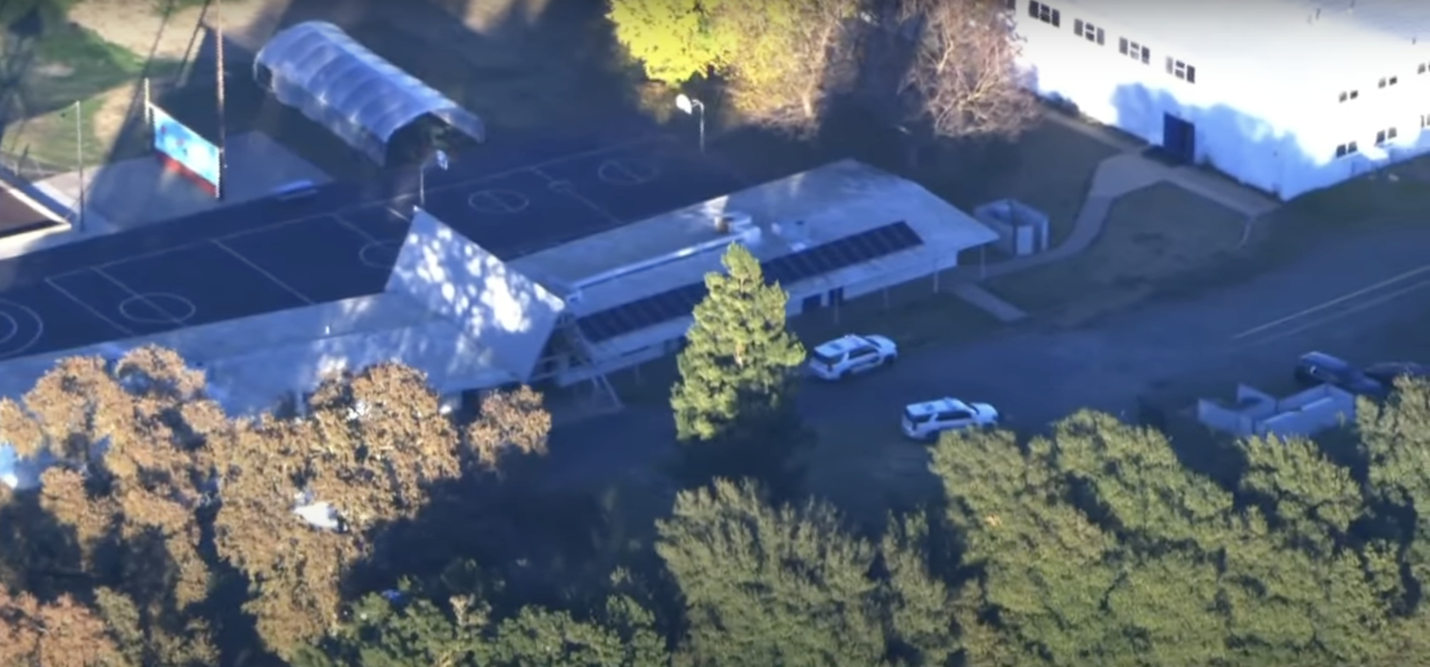 Une scène de la fusillade signalée à l'école adventiste de Feather River, postée le 4 décembre 2024 | Source : YouTube.com/KCRA