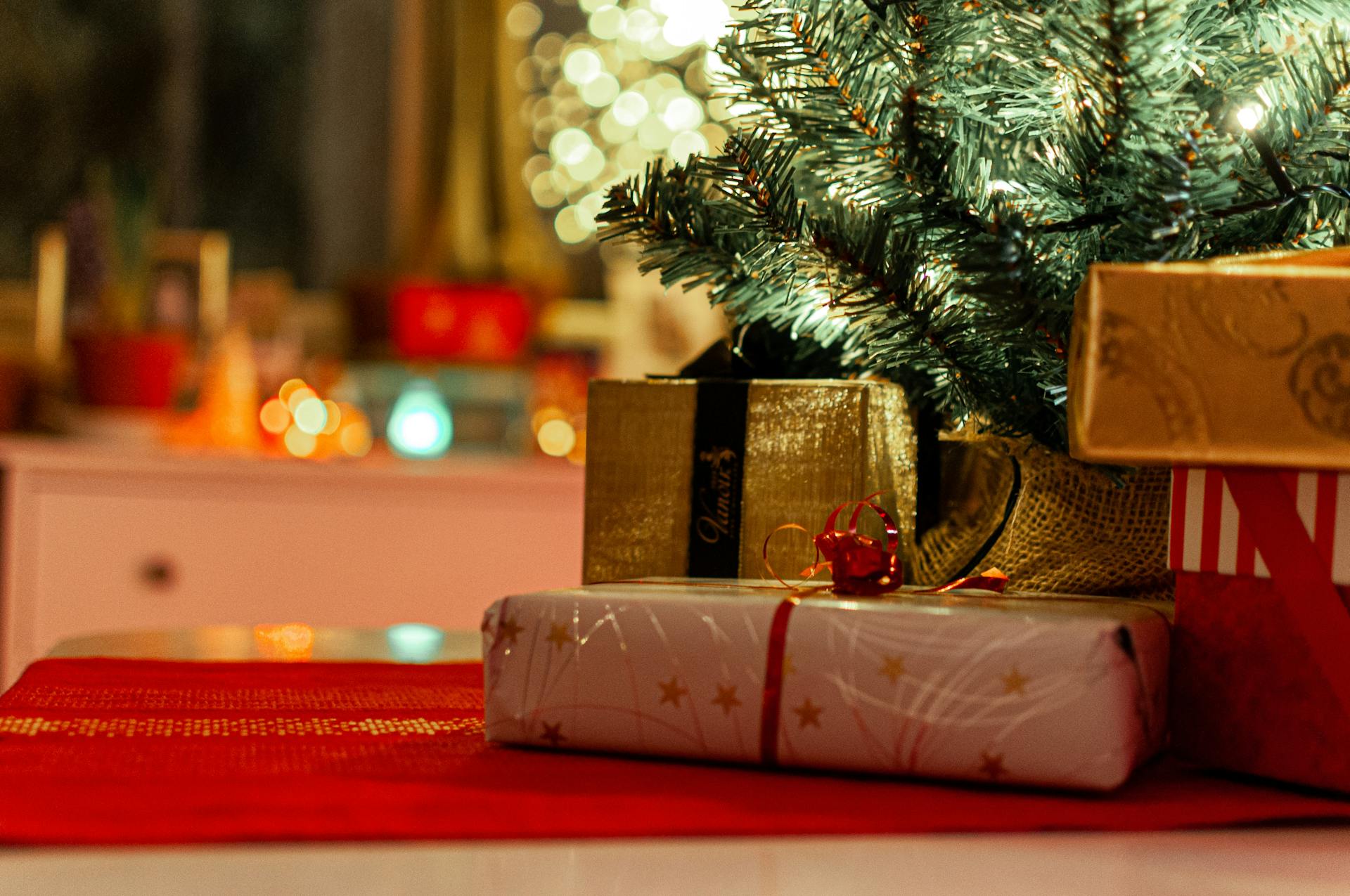 Cadeaux de Noël sous un sapin | Source : Pexels