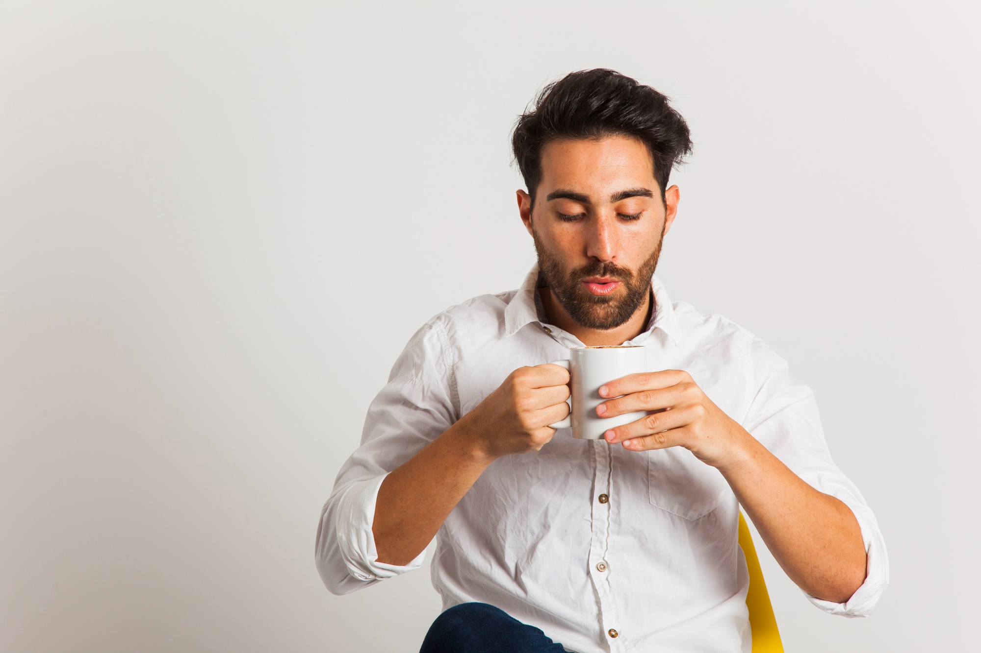 Un homme qui s'apprête à boire un café | Source : Freepik