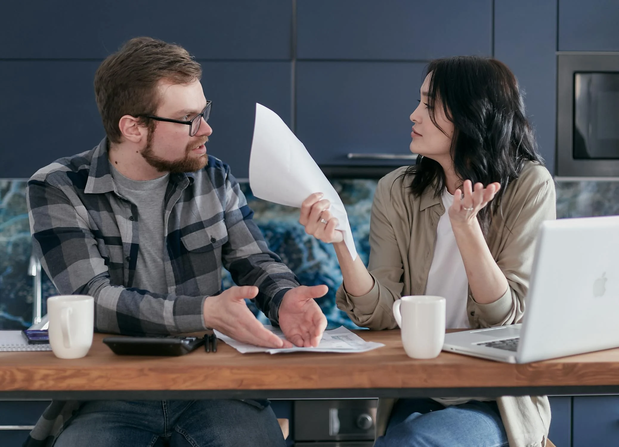 Un couple sérieux en train de discuter | Source : Pexels