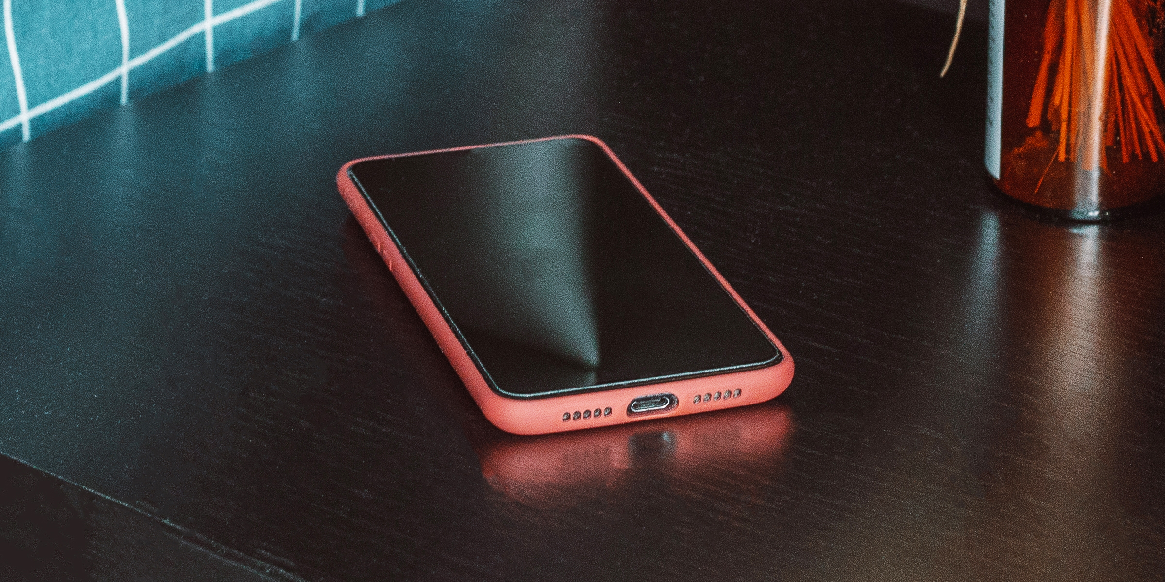 Un téléphone sur la table | Source : Shutterstock