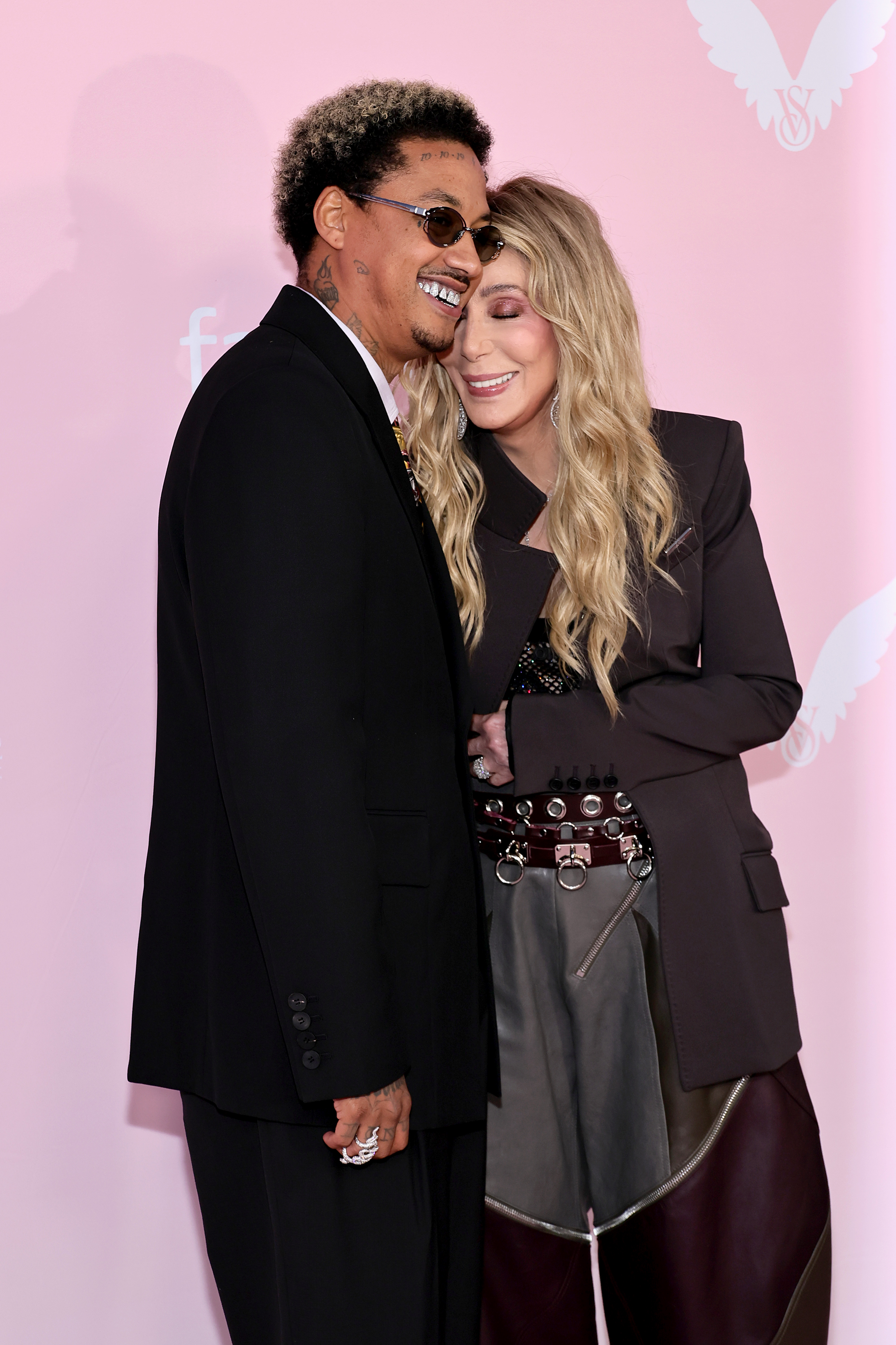 Alexander "AE" Edwards and Cher au défilé de mode 2024 de Victoria's Secret à Brooklyn, New York, le 15 octobre 2024 | Source : Getty Images