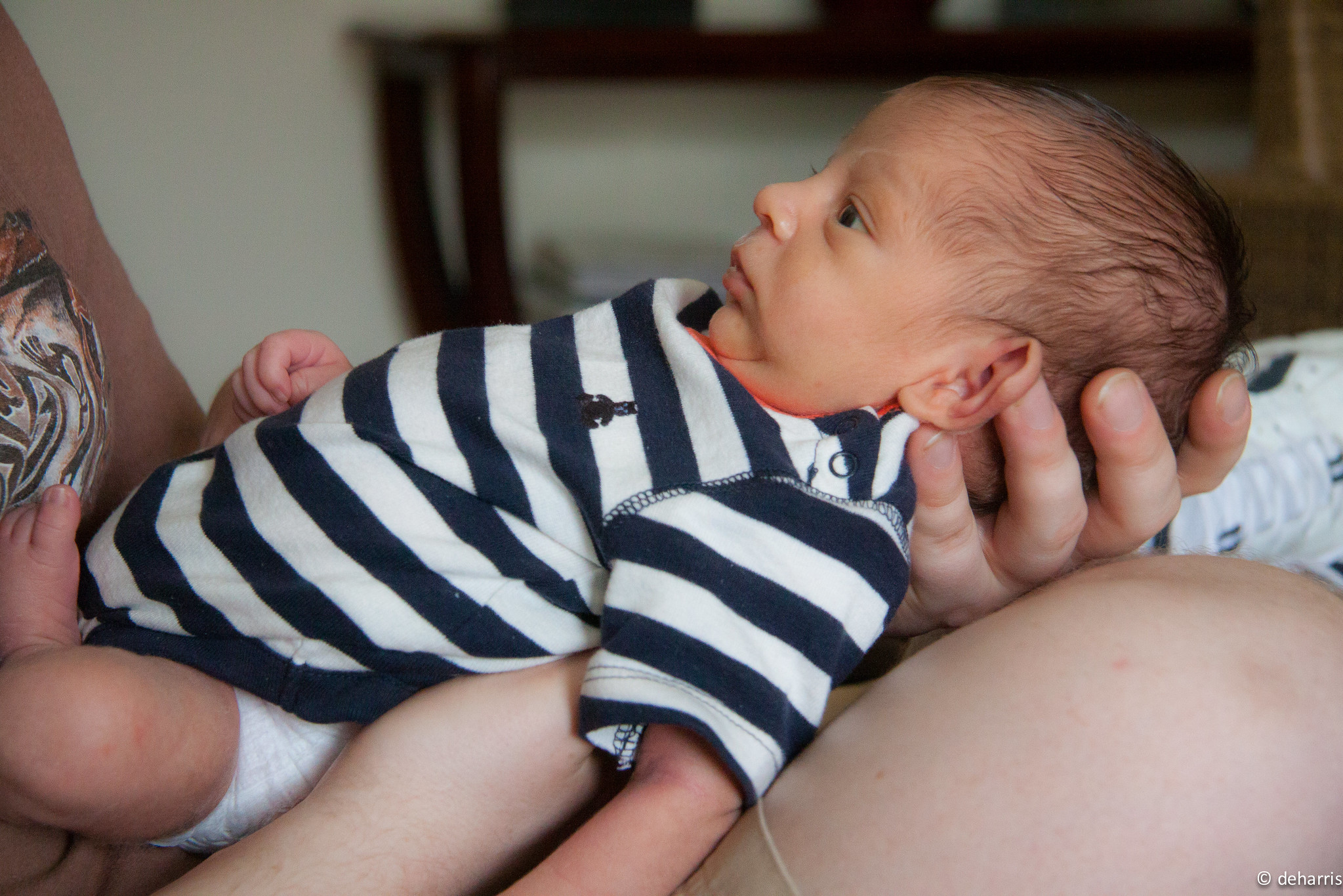 Femme tenant un nouveau-né | Source : Shutterstock