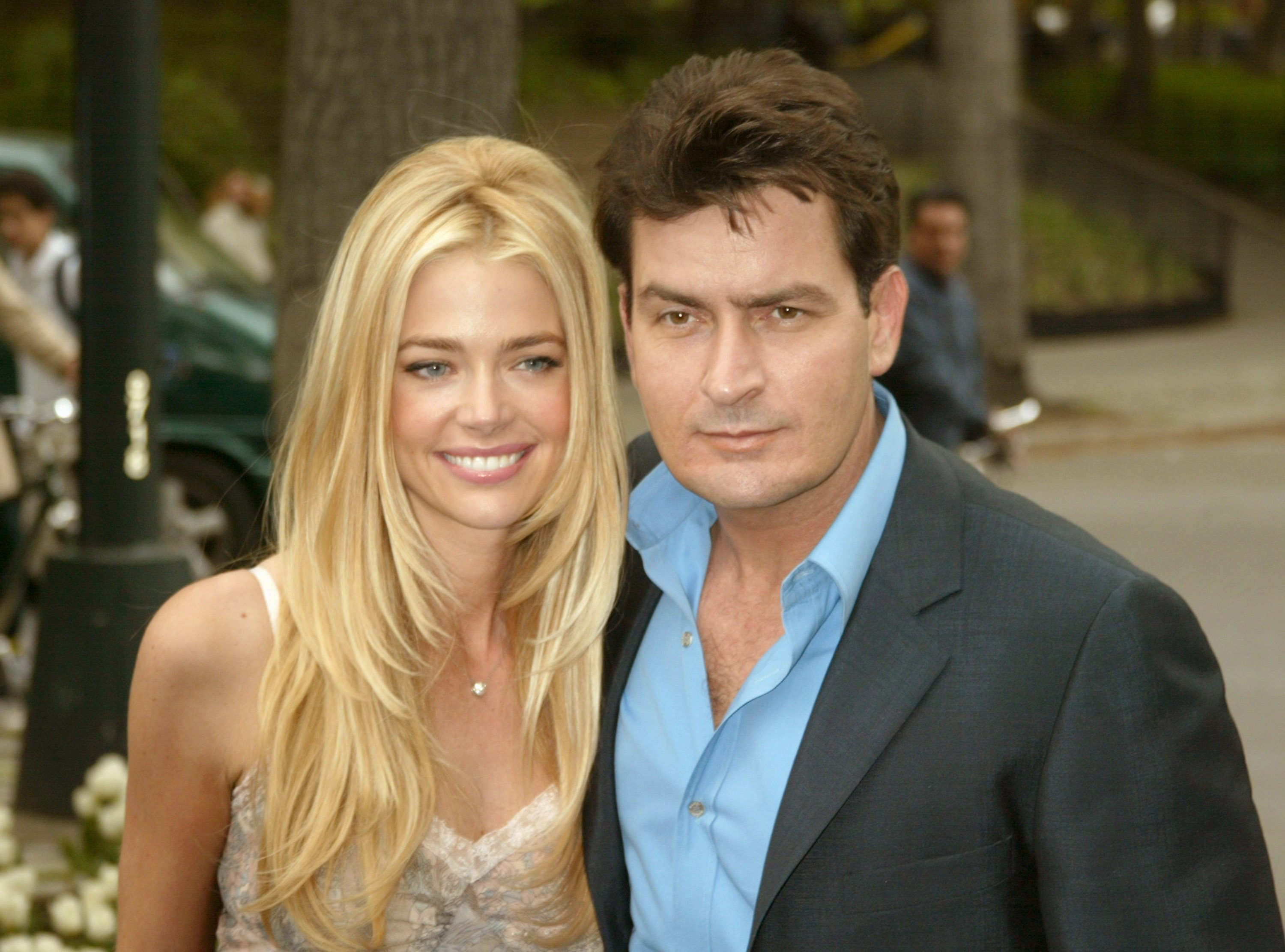 Denise Richards et Charlie Sheen à la Tavern on the Green à New York City, New York. | Photo : Getty Images