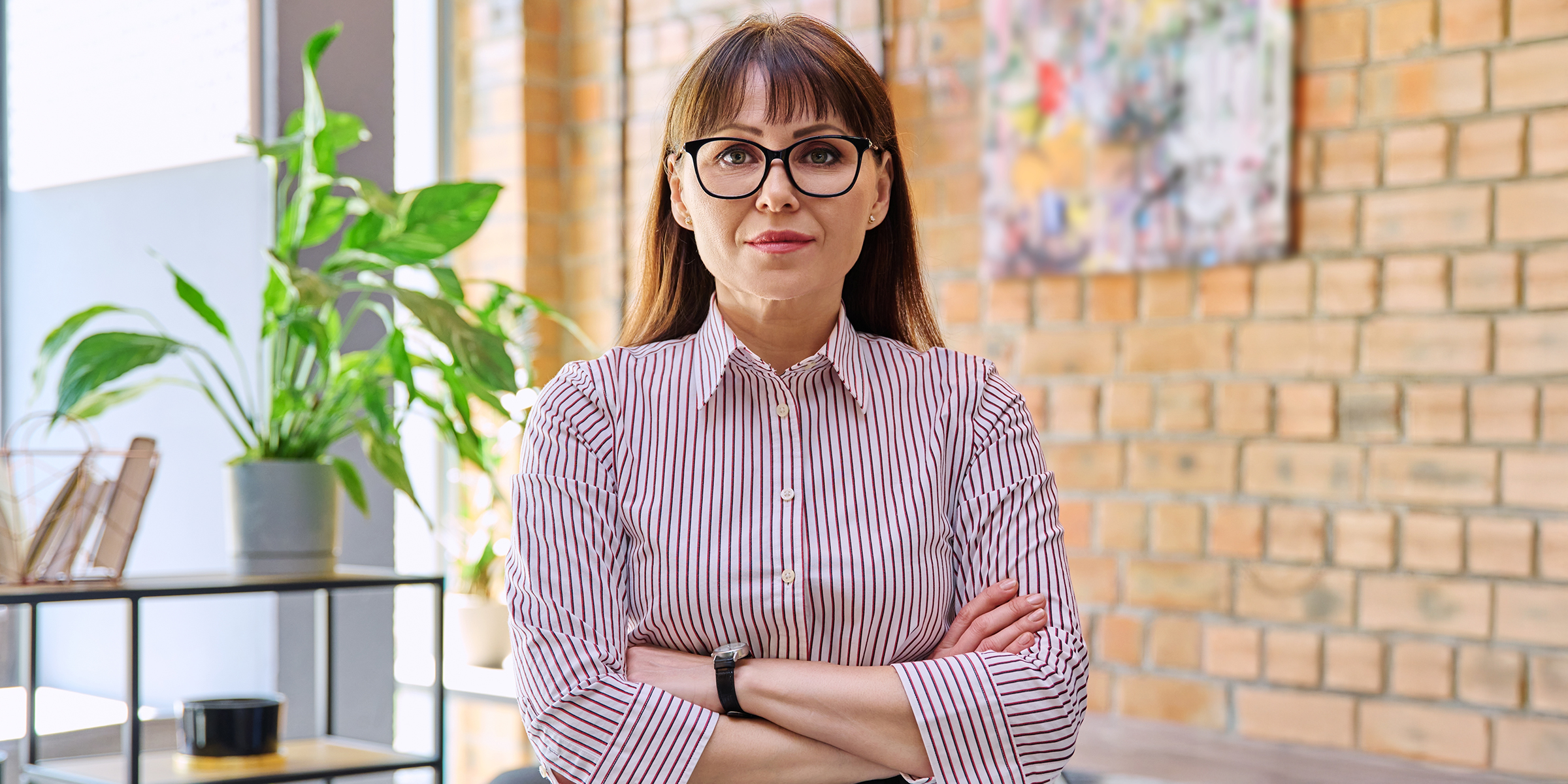 Une femme debout, les bras croisés | Source : Shutterstock