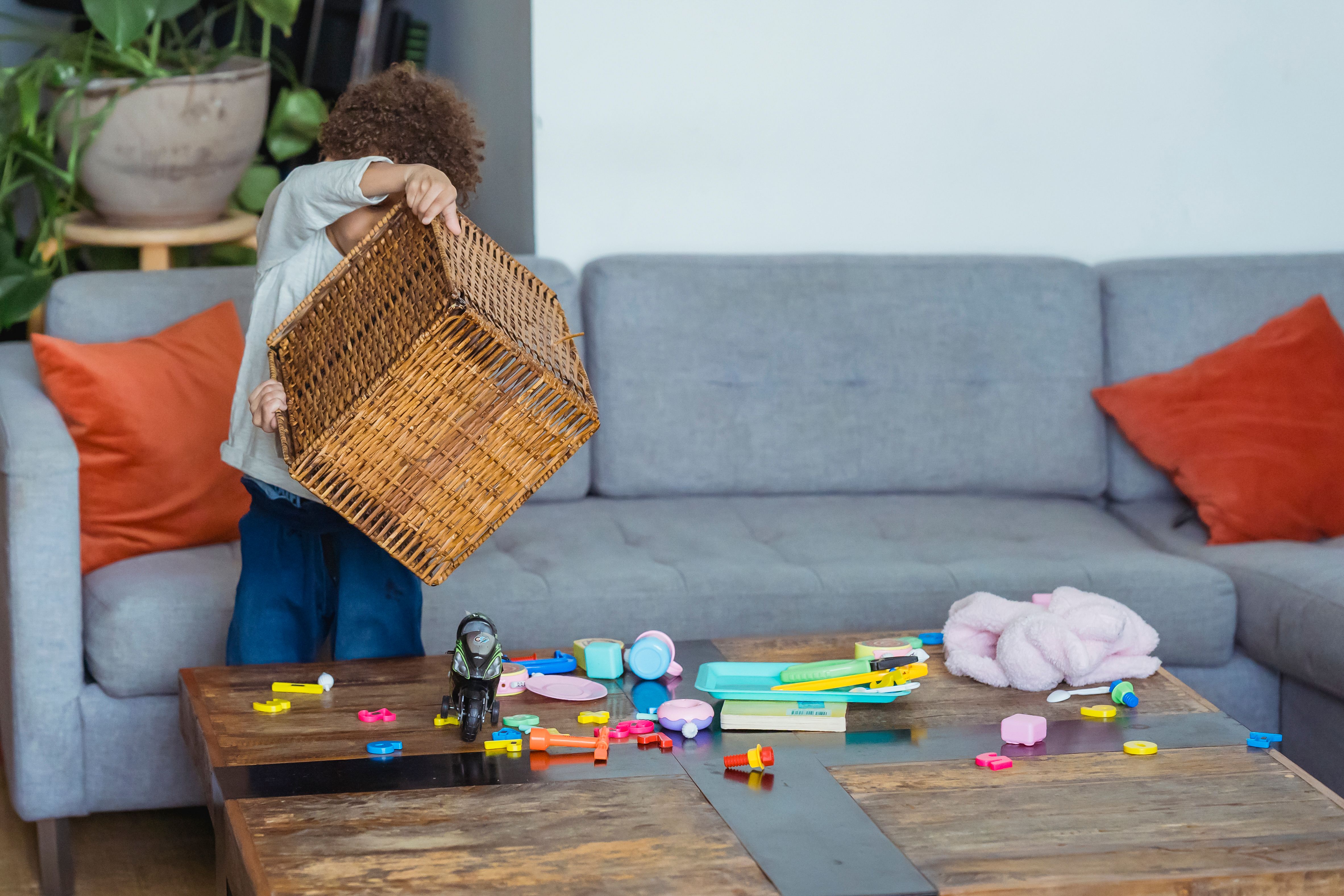 Un enfant qui joue avec un panier | Source : Pexels