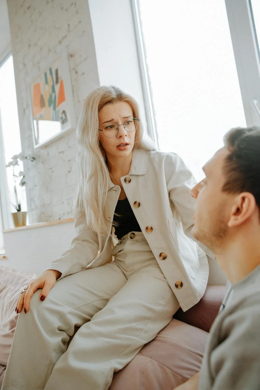 Une femme bouleversée qui parle à son mari ⏐ Source : Pexels