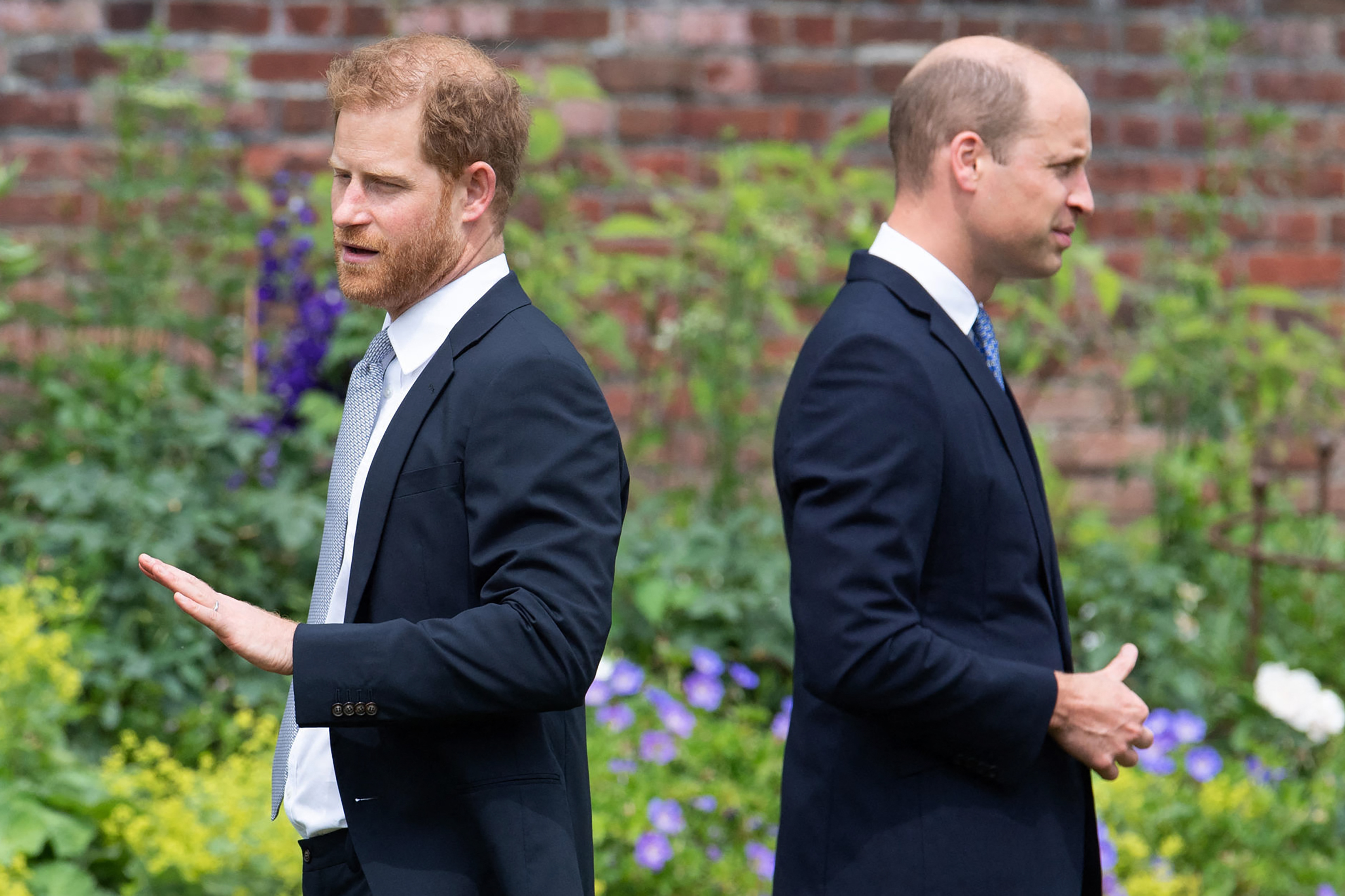 Les princes William et Harry au Sunken Garden du palais de Kensington, à Londres, le 1er juillet 2021 | Source : Getty Images