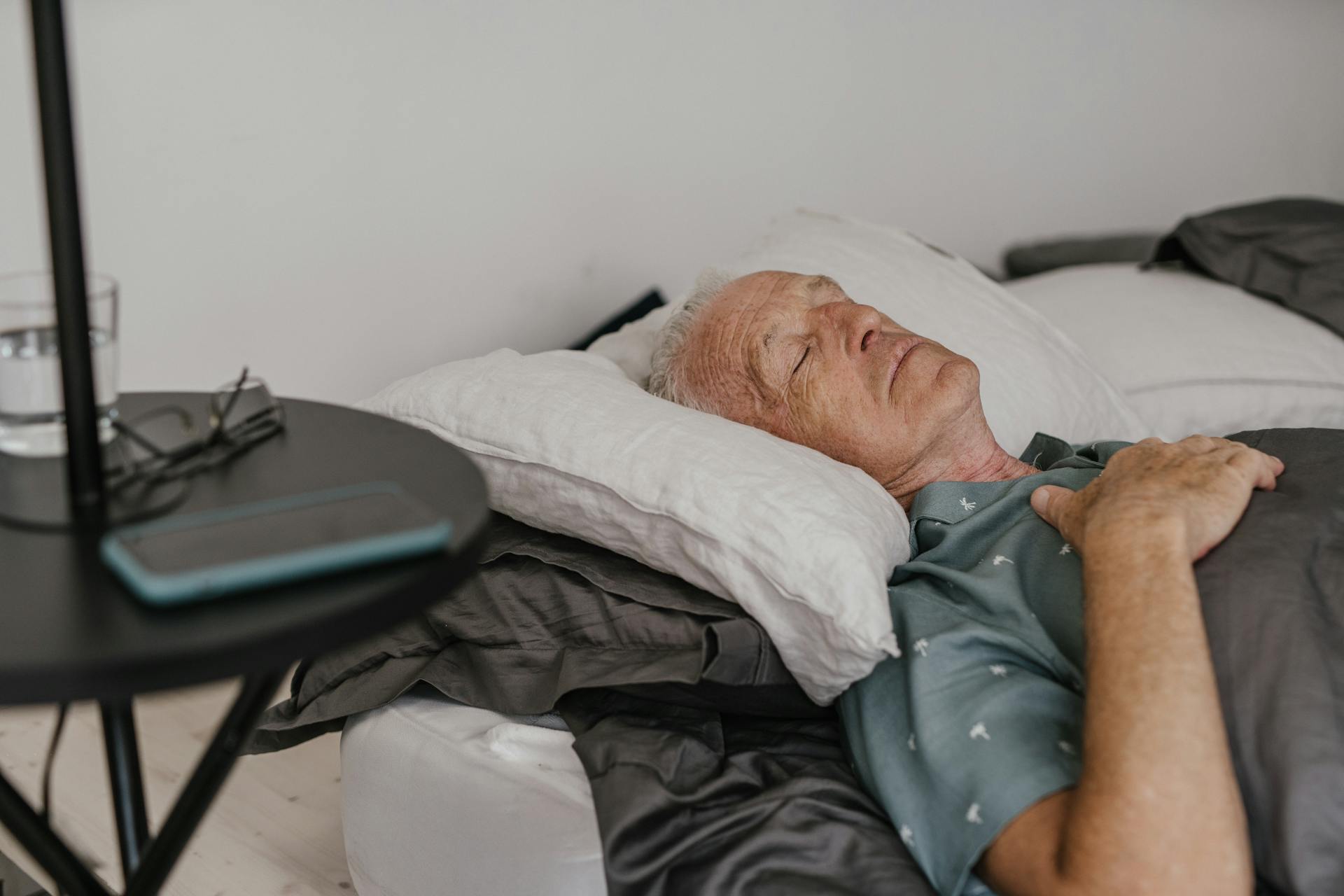 Un homme allongé dans un lit | Source : Pexels
