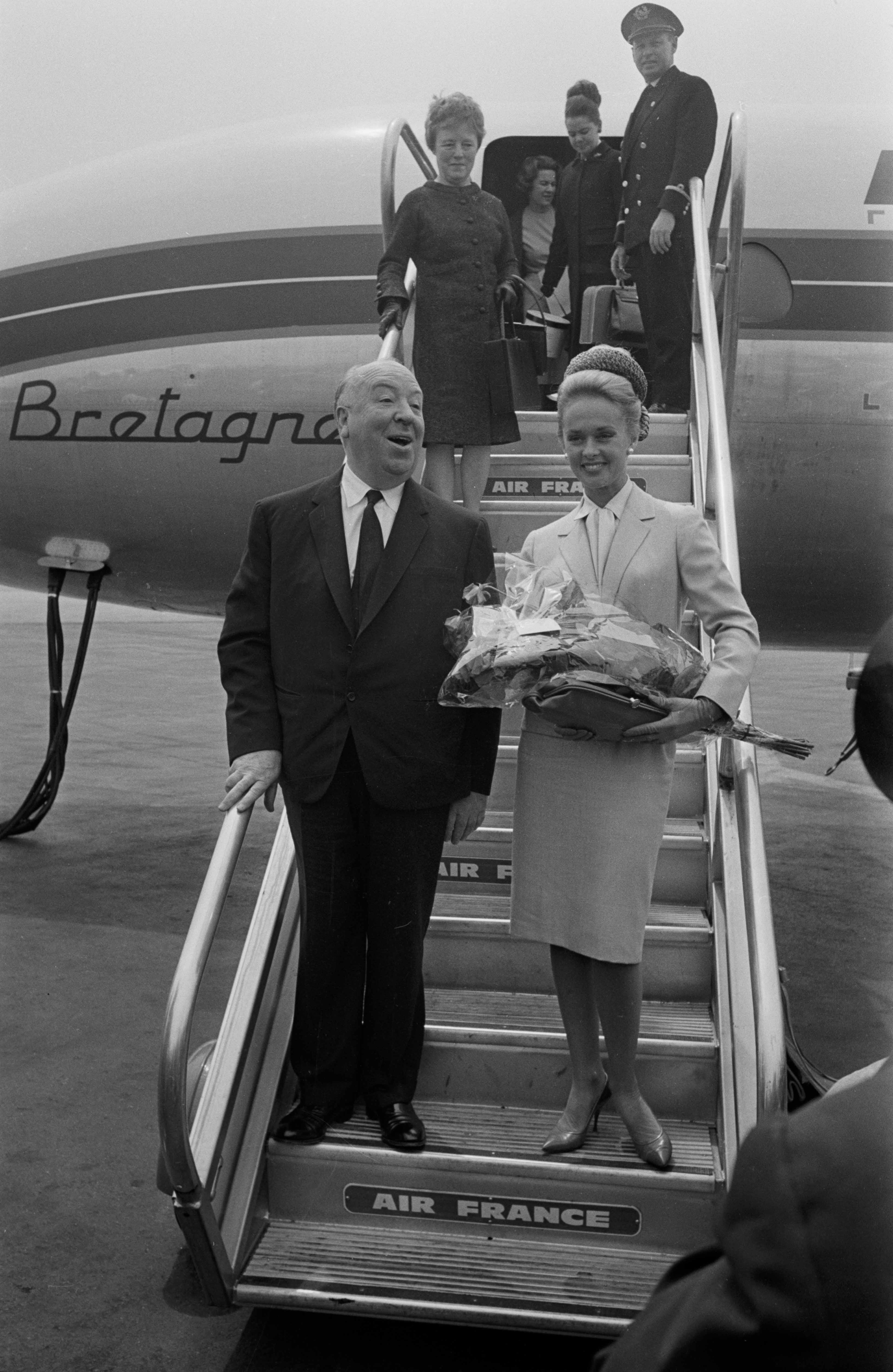 Alfred Hitchcock et Tippi Hedren à l'aéroport de Nice pour le festival de Cannes, France, le 11 mai 1963. | Source : Getty Images