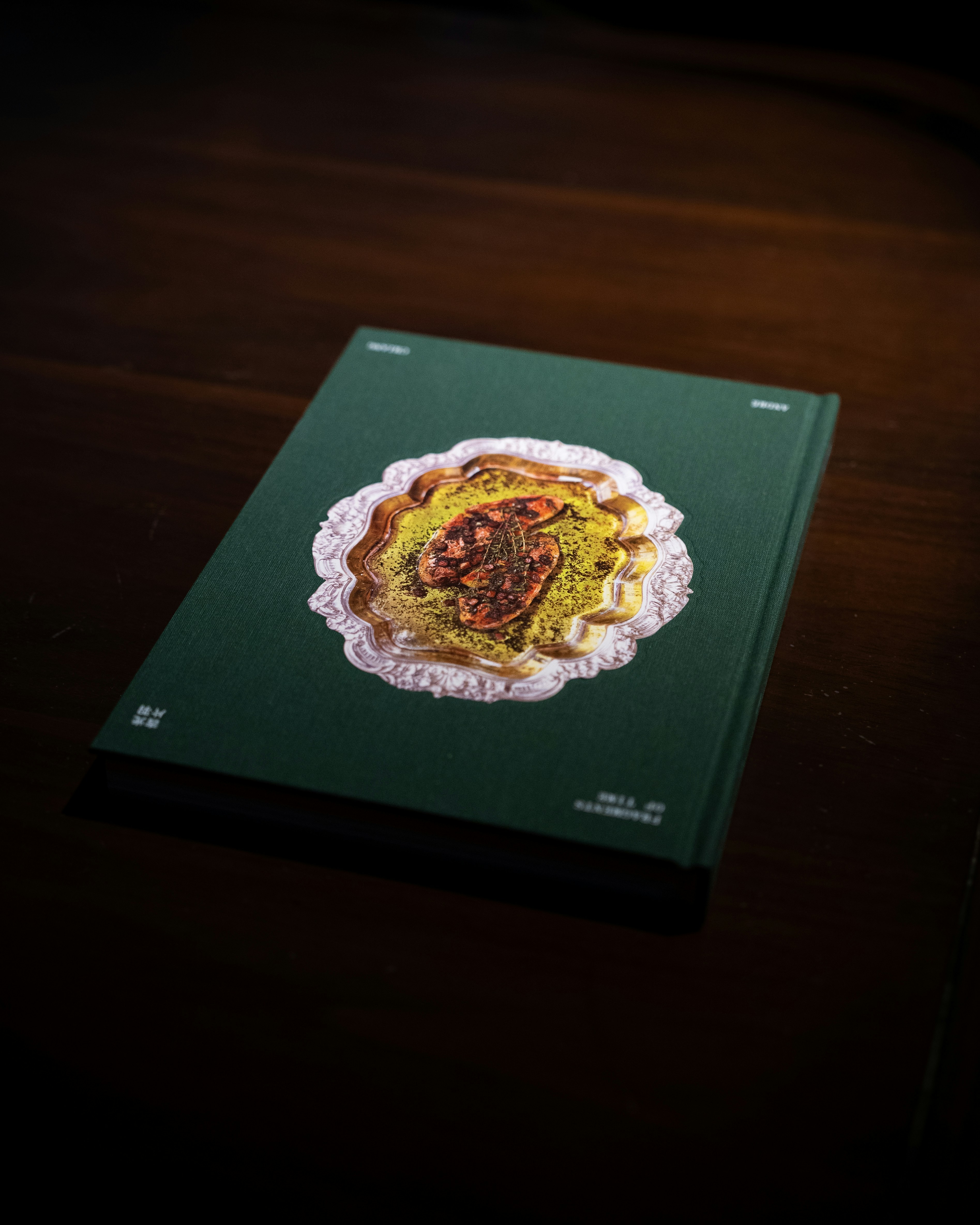 Un livre de cuisine sur une table | Source : Unsplash