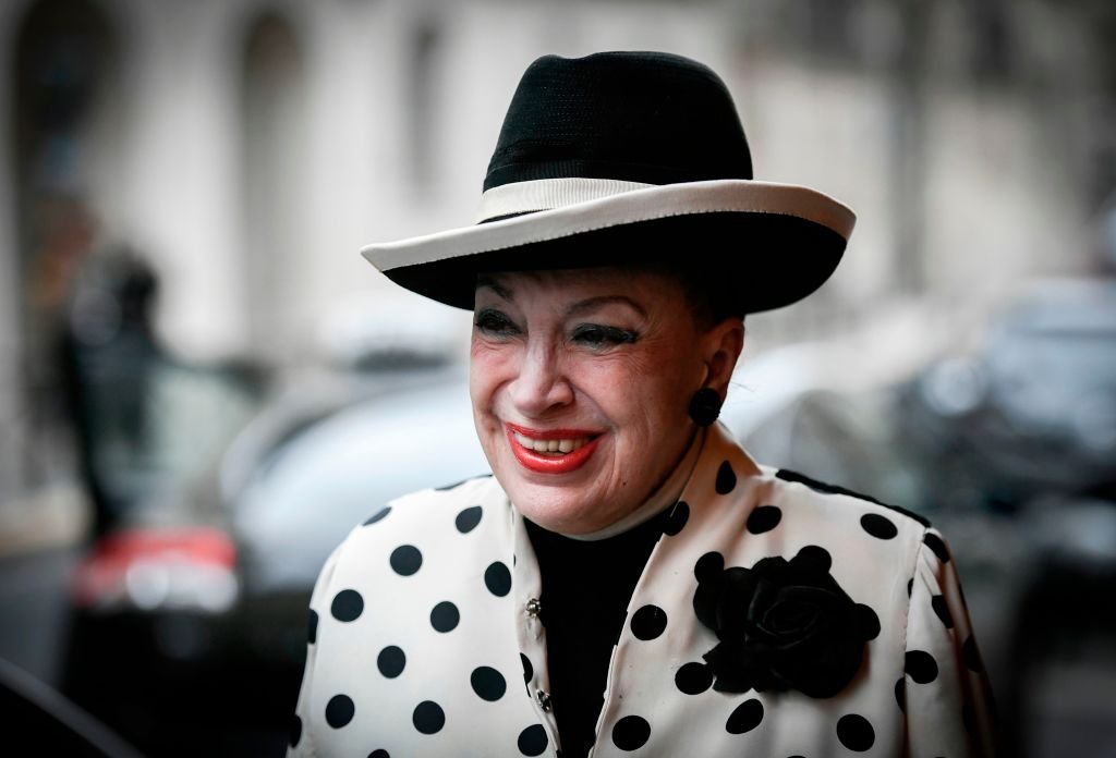 L'ancienne fondatrice française et présidente du comité Miss France Geneviève de Fontenay arrive pour une conférence de presse du mouvement politique français "Les Patriotes" le 23 avril 2018 à Paris. | Photo : Getty Images