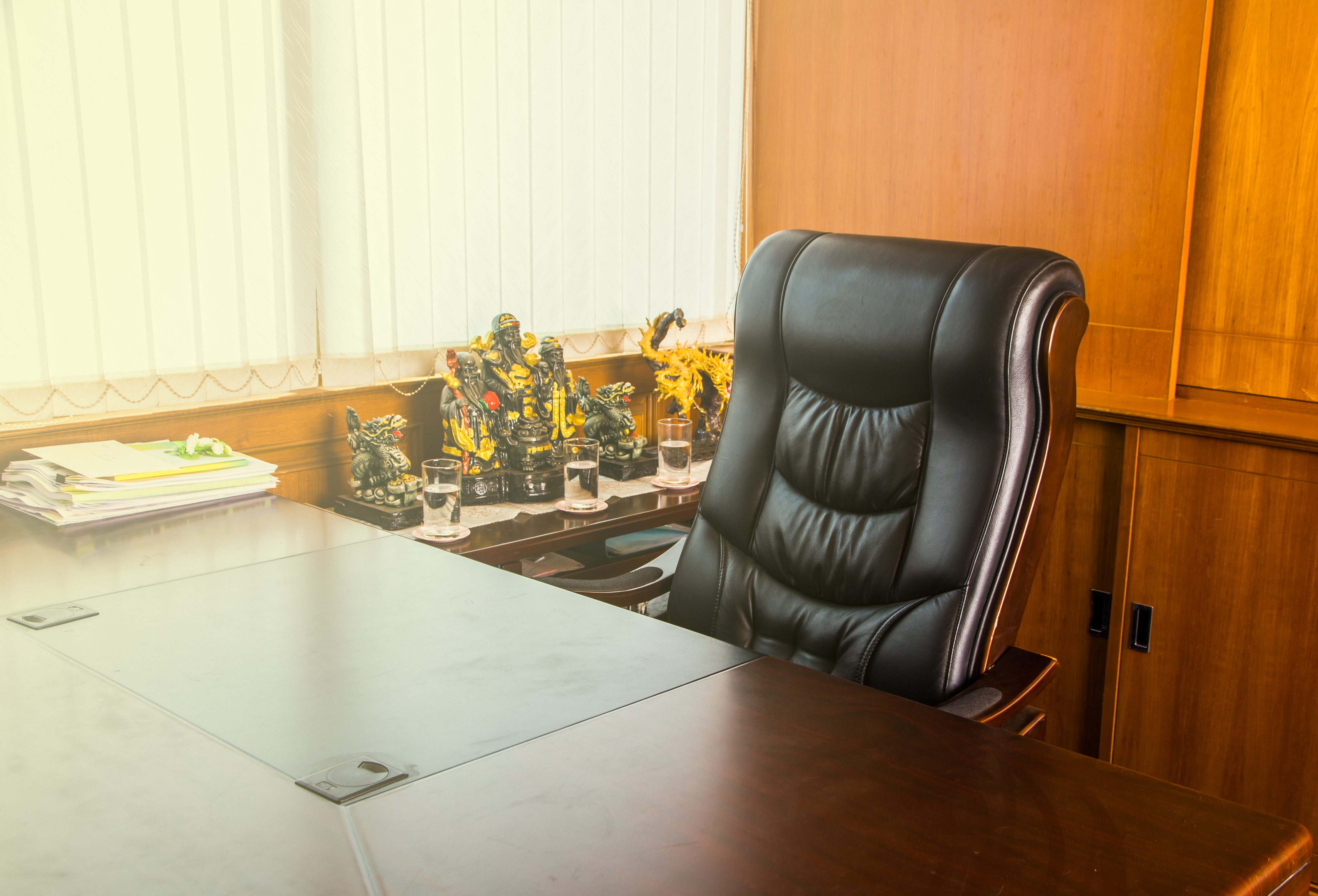 Poste de travail vide dans un bureau | Source : Shutterstock